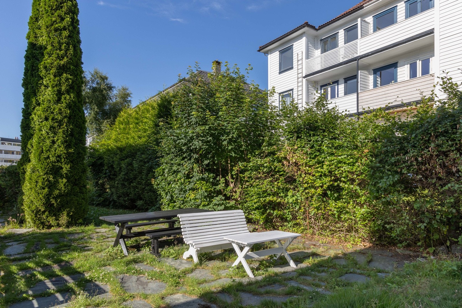 Flere hyggelige uteområder med sittegupper og flott beplantning Galleribilde