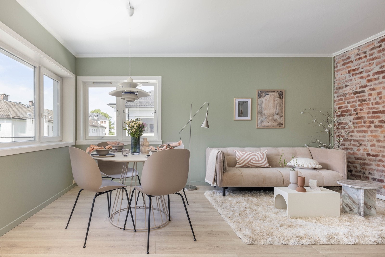 Her er det lett å innrede slik du drømmer om - god plass til sofa og sofabord Galleribilde