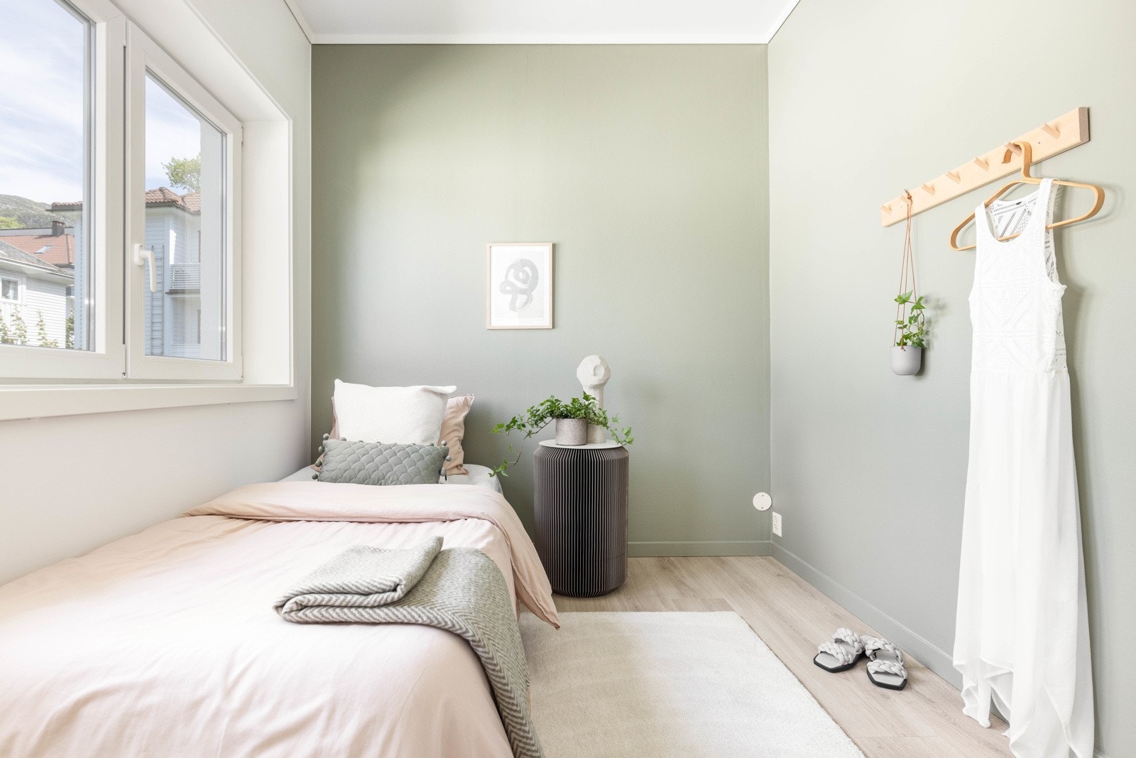 Rommet er lyst, pent og tidløst og innredes enkelt med ønsket møblement Galleribilde