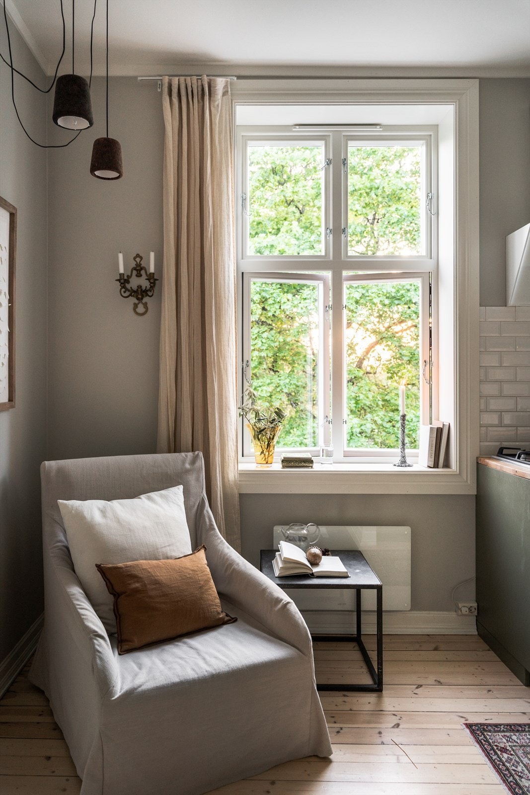 Fra kjøkken et er det plass til en liten loungedel eller spisebord. Også her er det utsikt over den nydelige parken. Galleribilde