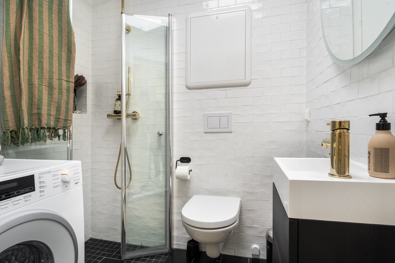 Dette badet er fra 2021 og holder en tidsmessig og lekker standard Galleribilde