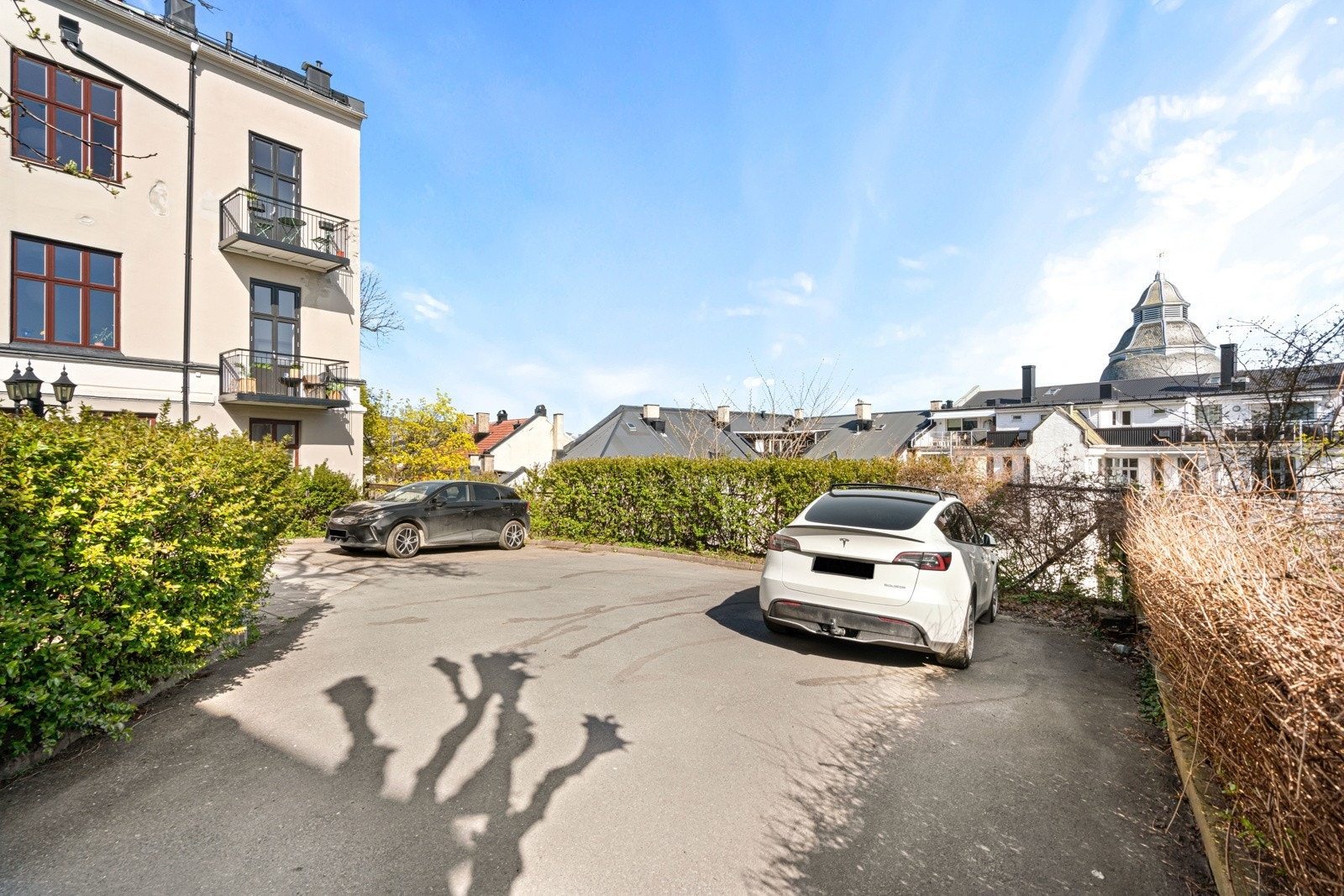 Borettslaget har 6 parkeringsplasser i bakgården som tildeles etter ansiennitet. Det er i tillegg flere el-bil ladestasjoner i Geitmyrsveien Galleribilde