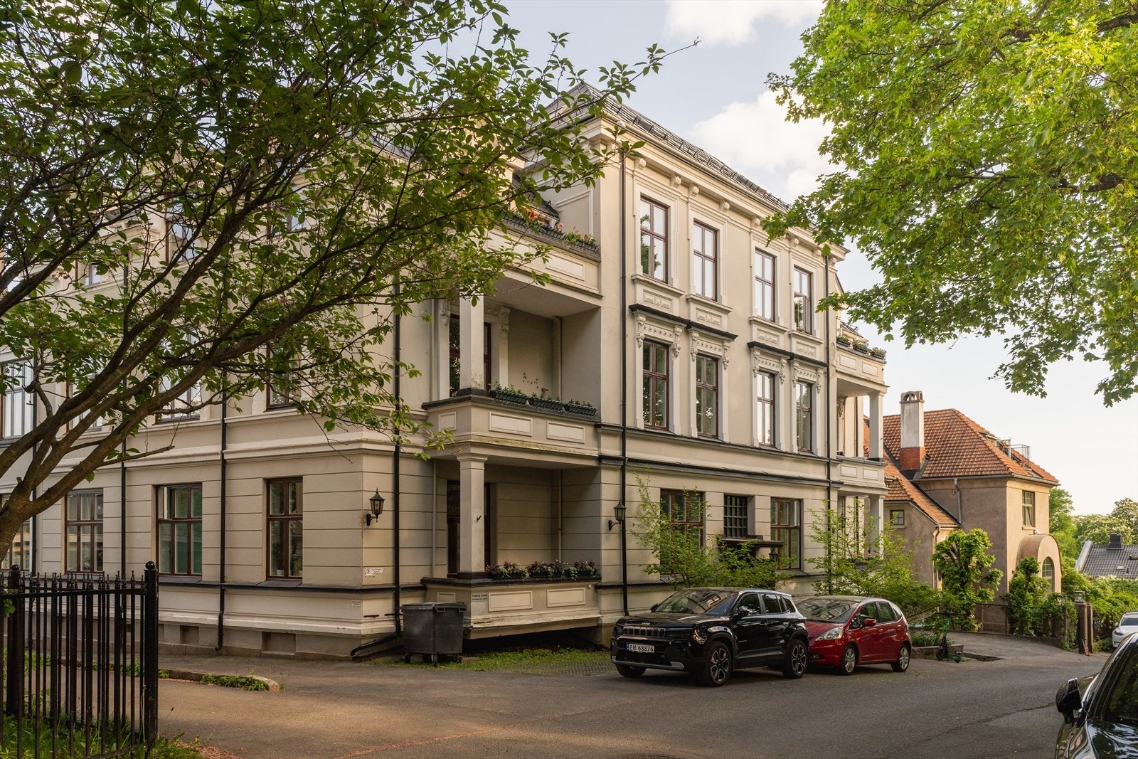 Representativ fasade i et ærverdig bygg. De fleste vinduer og balkongdører ble byttet ut i 2023 Galleribilde