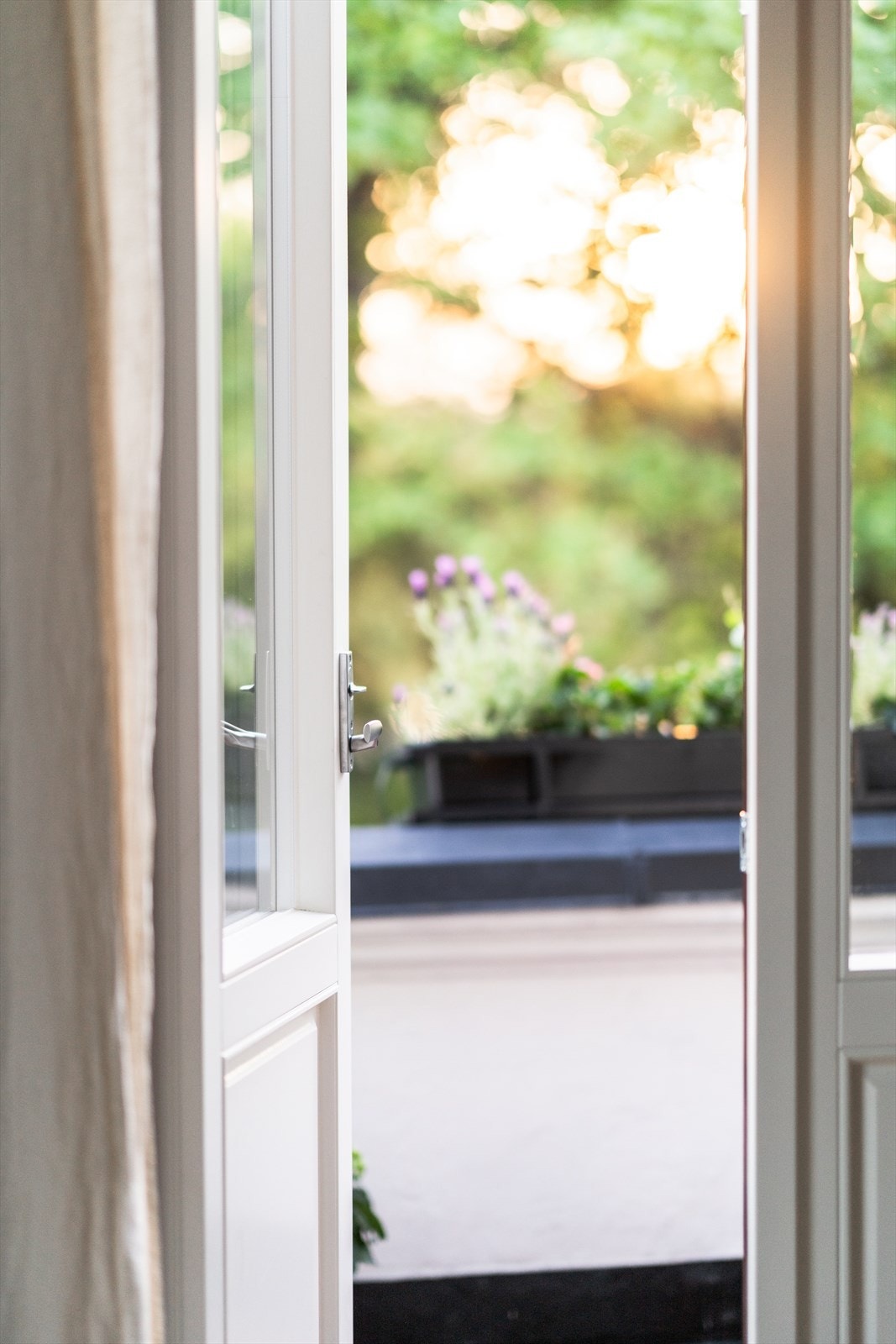 Fra stuen er det utgang til den solrike balkongen Galleribilde