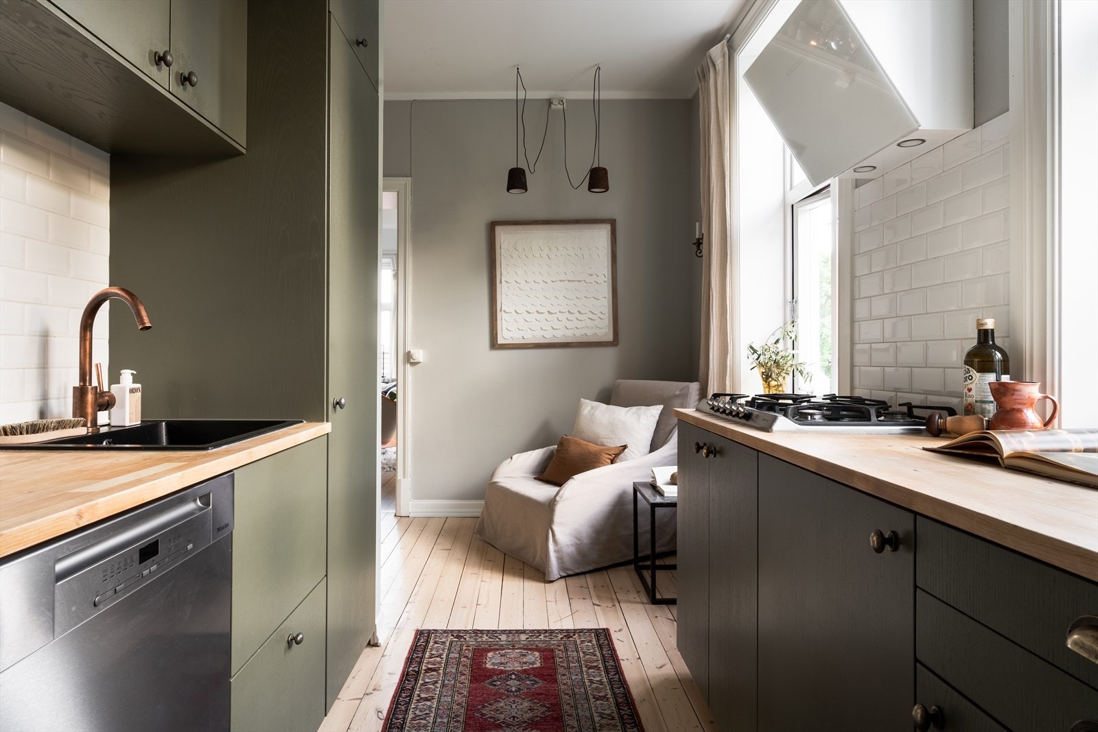 Nyere, stilrent kjøkken med en tiltalende innredning Galleribilde