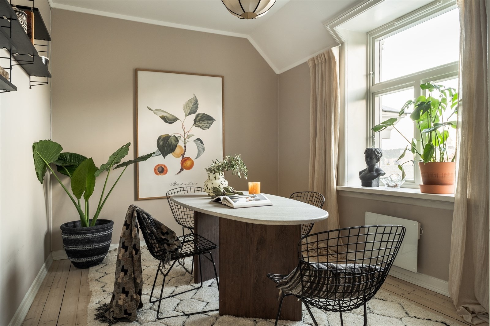 Spisestue med plass til stort spisebord Galleribilde