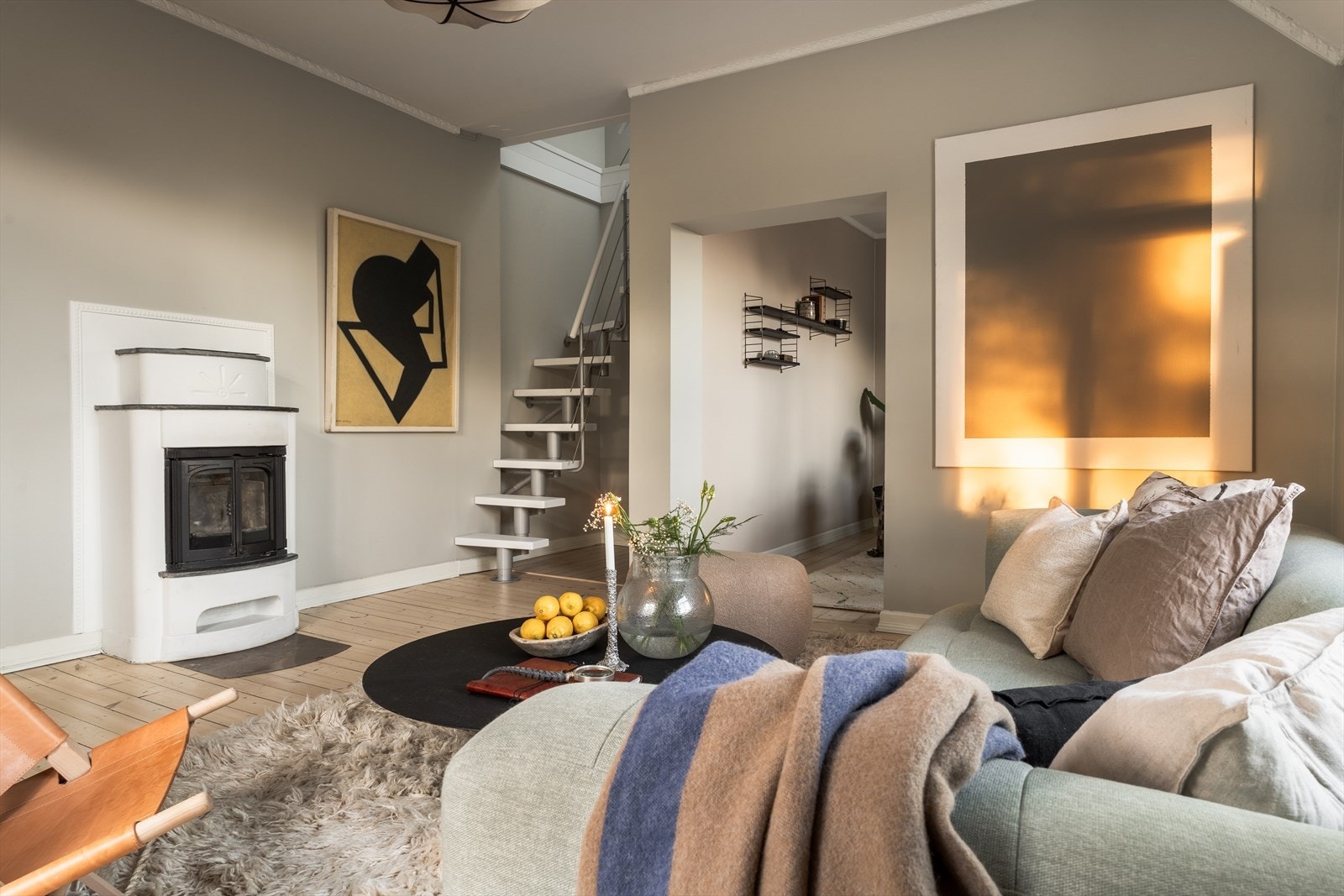 Det er peis i stuen. Inngang til det ene badet ved siden av trappen Galleribilde