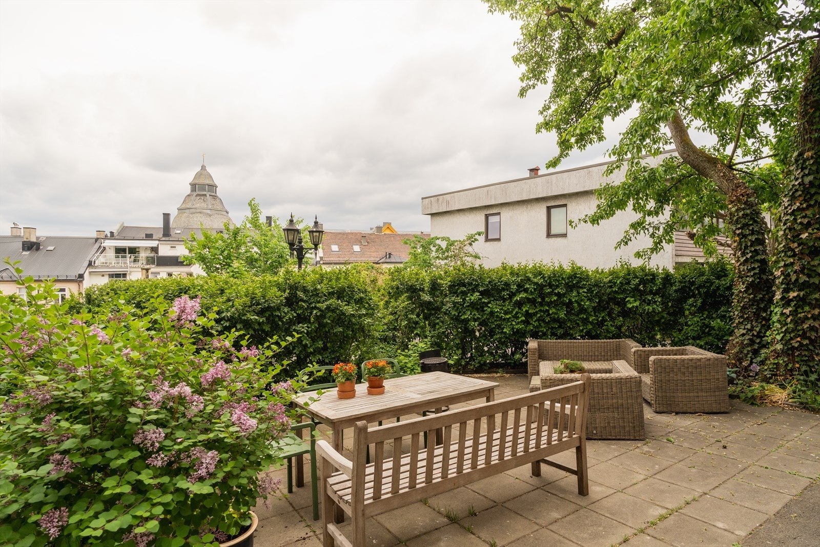 Felles sittegrupper i bakgården Galleribilde