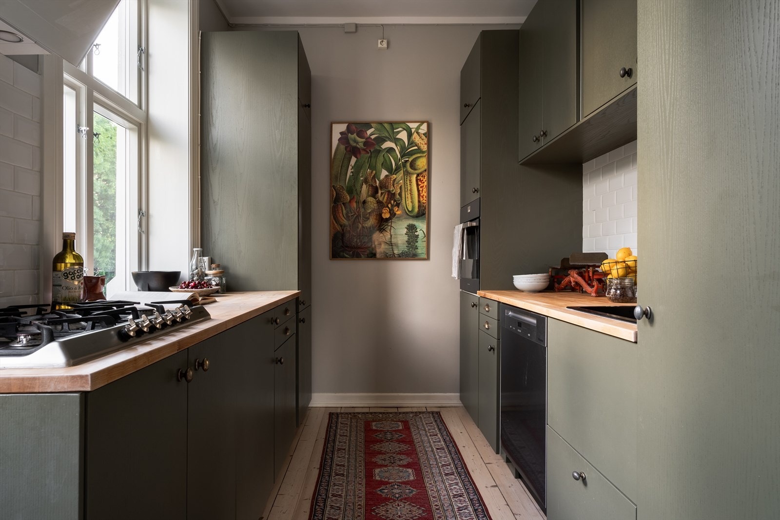 Kjøkkenet har rikelig med skap- og benkeplass og er tilrettelagt for alle fasiliteter Galleribilde