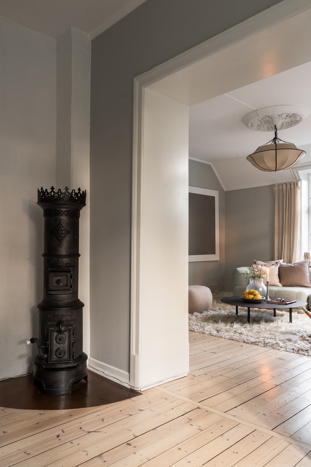 Leiligheten har et klassisk preg i 3. etasje med en generøs takhøyde, rosetter og originale tregulv Galleribilde