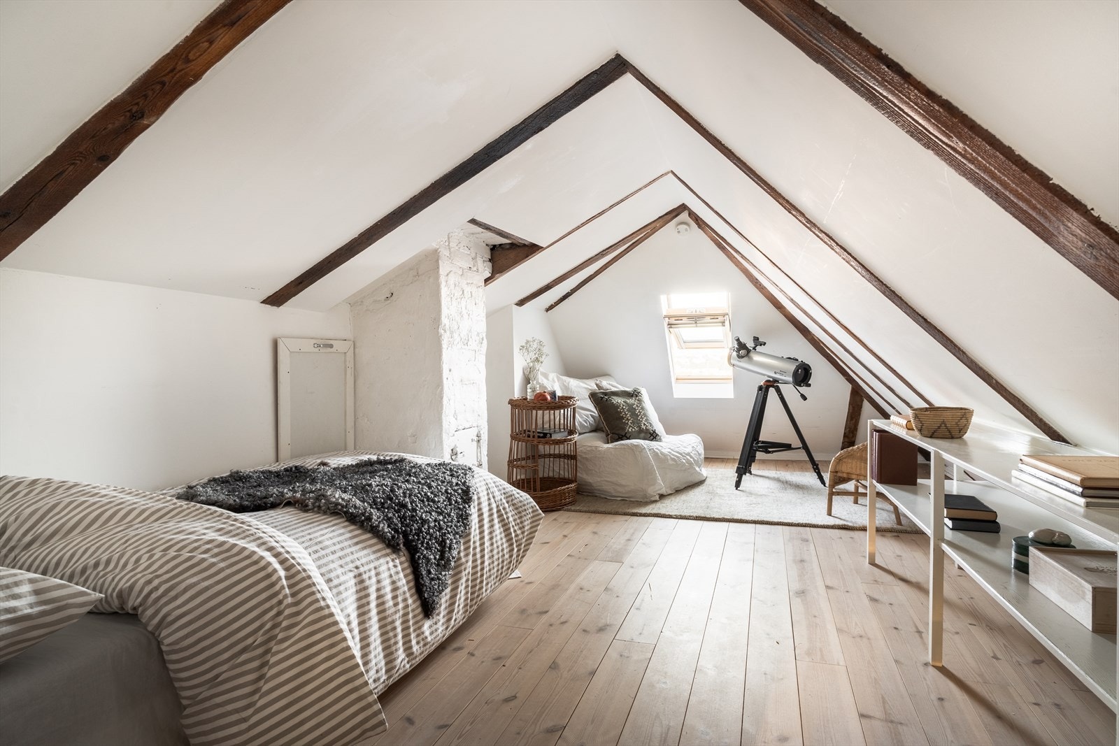 Innvendig bod som selger har benyttet som kontor. Det er i tillegg lagringsplass i knevegg Galleribilde