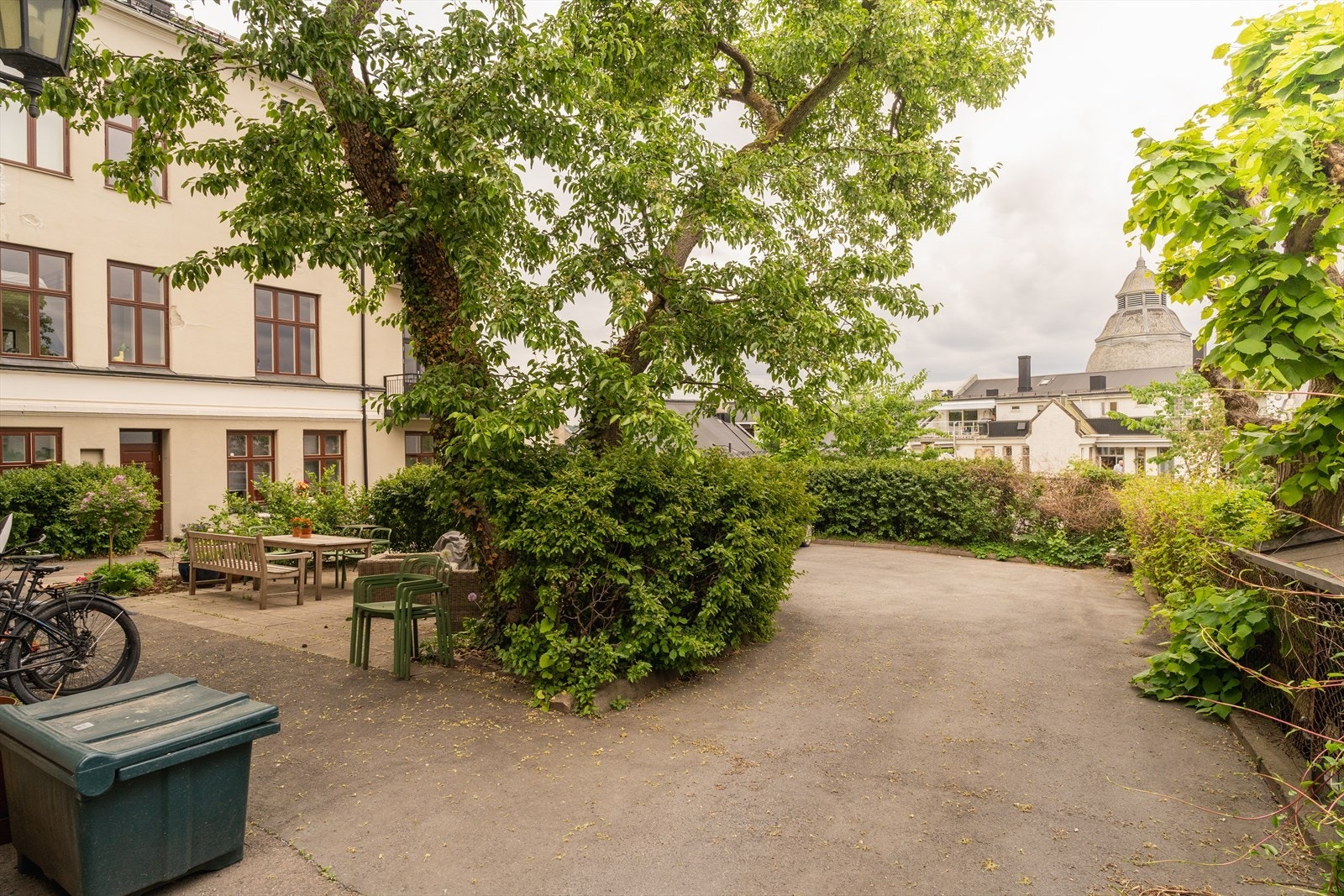 Bakgården har også felles sykkelstativ og bevegelsestyrte lys Galleribilde