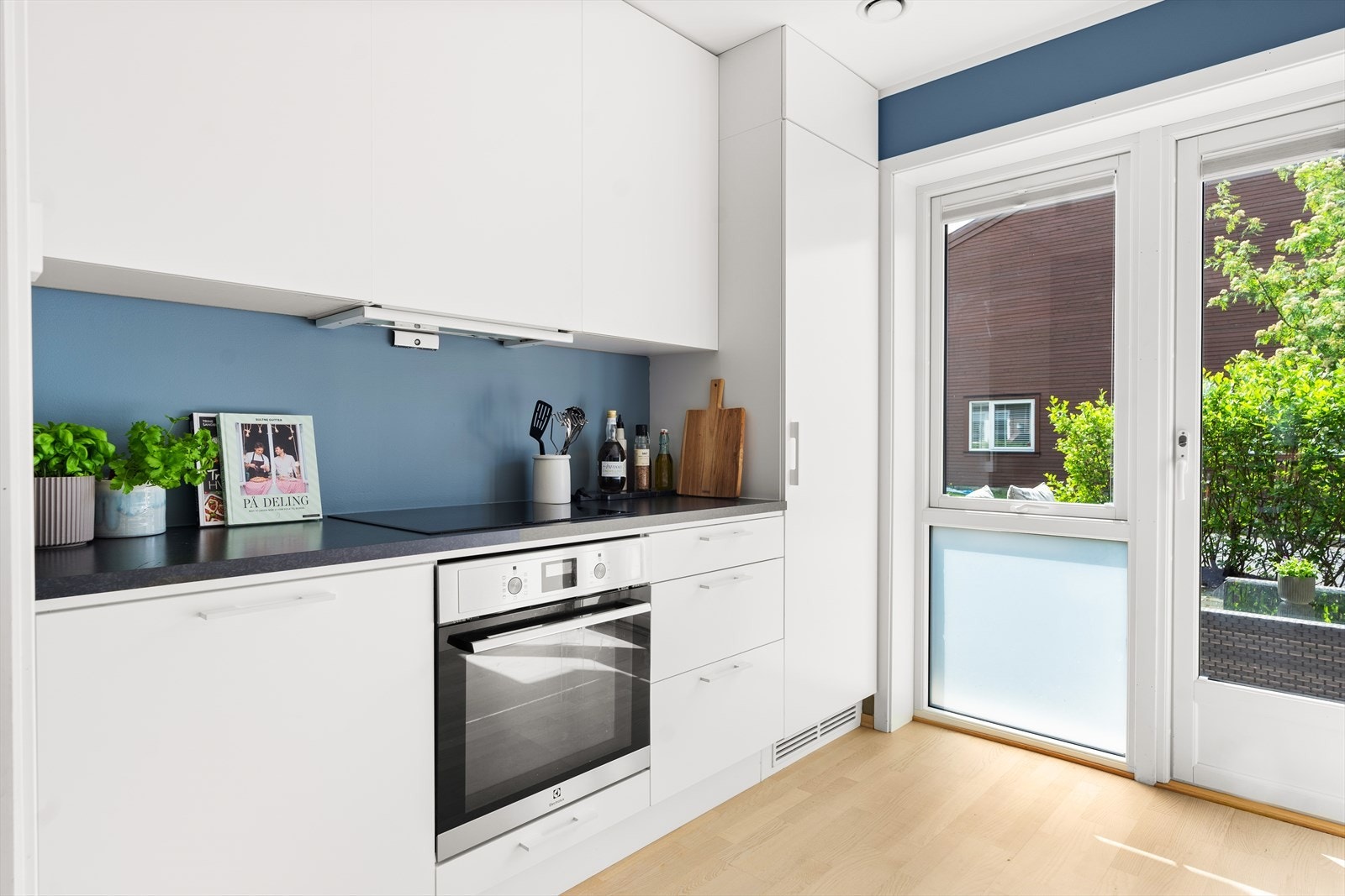 Videre er det satt inn integrerte hvitevarer som induksjon topp, ovn, kjøl/frys og oppvaskmaskin, og over platetoppen er det tilkoblet ventilator tilkoblet den balanserte ventilasjonen. Galleribilde