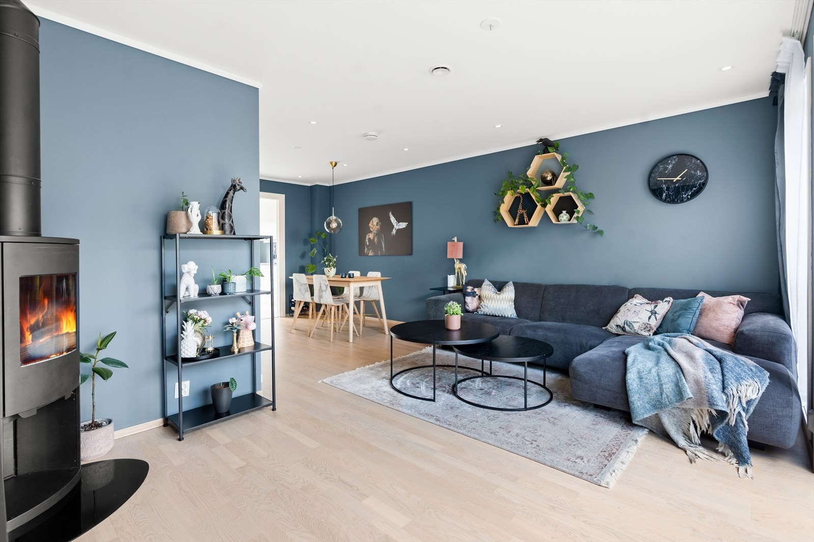 Stuen har ellers pent malte vegg-/takflater, samt parkett på gulvet. Det er vannbåren varme i alle gulv. Galleribilde