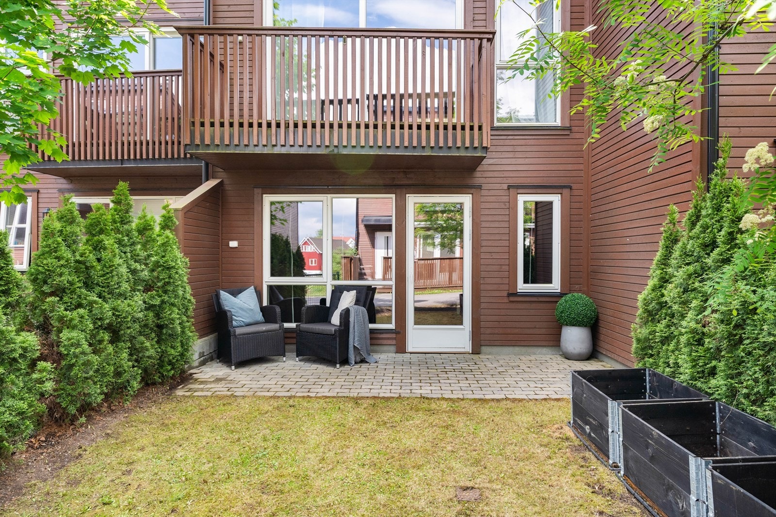 Her ute er det plass til å sette utemøbler, og det er videre utgang til hage og fellesarealer. Galleribilde