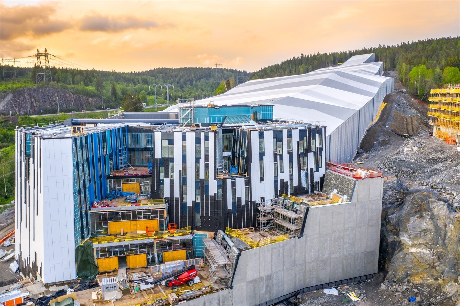 I området ved Lørenskog stasjon, finner du verdens råeste helårsarena for snøopplevelser - SNØ. Galleribilde