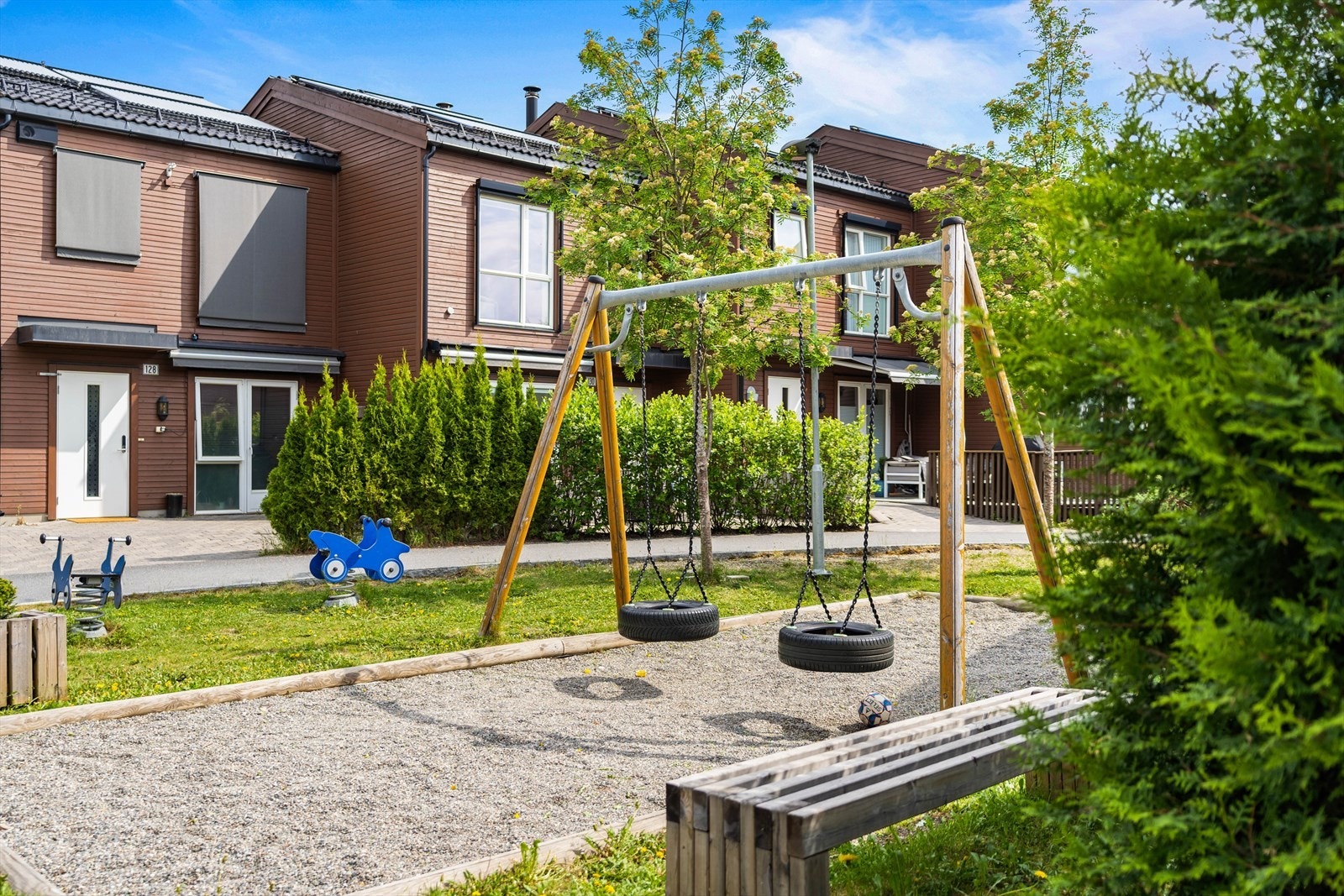 Lekeplassen ligger like utenfor boligens inngangsparti - her er det mye boltreplass for store og små! Galleribilde
