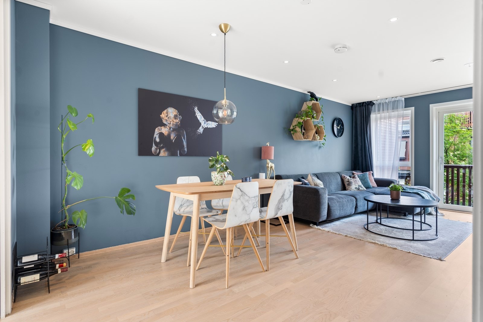 Det er god plass til sofaseksjon, tv-møbel og spisegruppe. Galleribilde