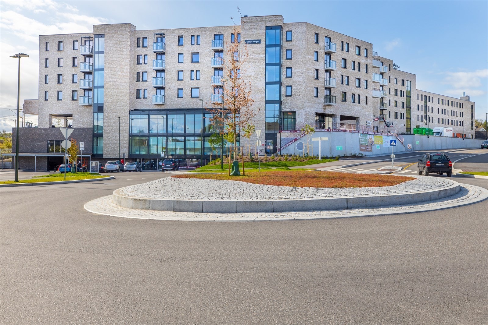 Fjellhamar Torg med ulike servicetilbud i hverdagen. Galleribilde