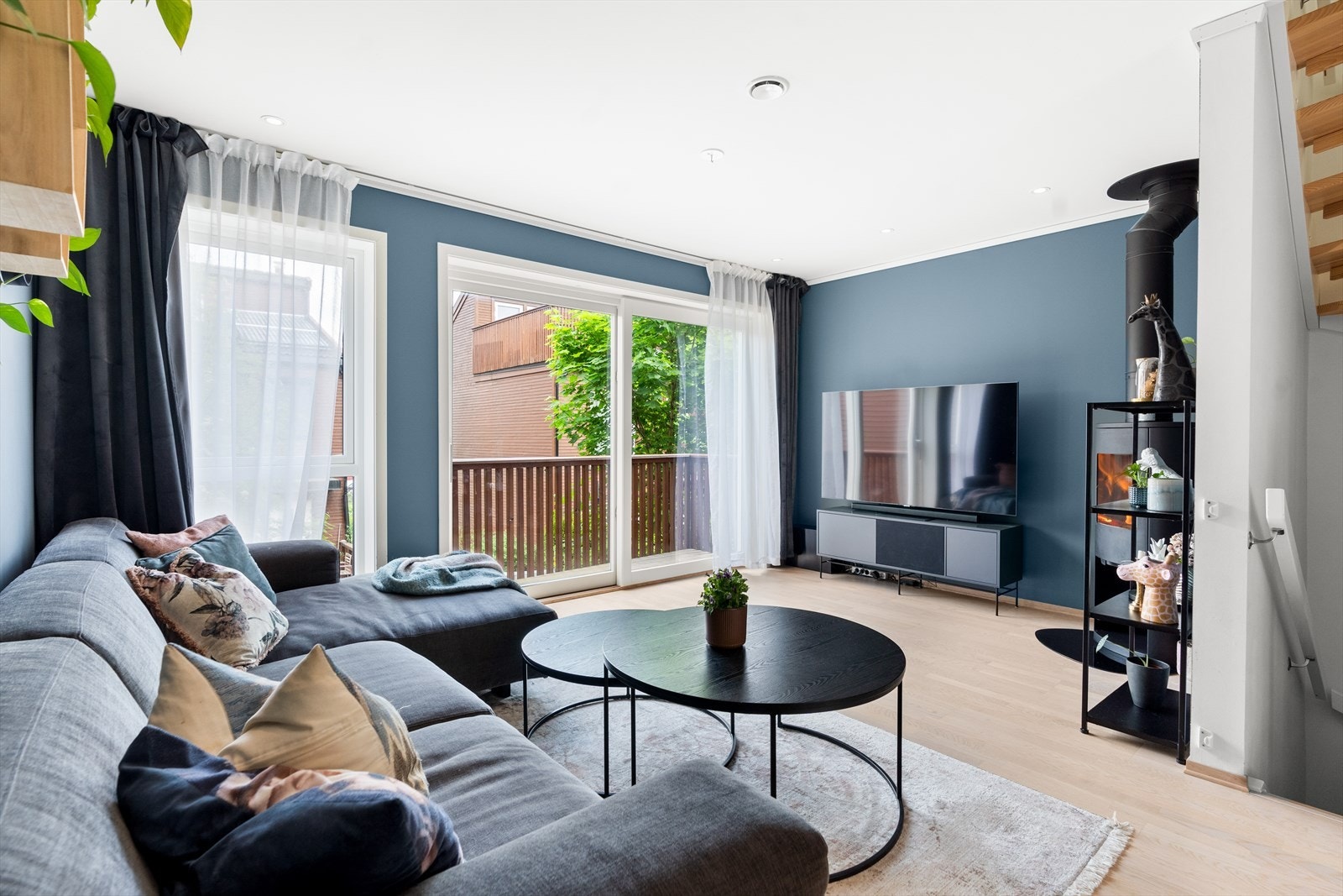 Fra stuen er det skyvedør ut til en balkong. Galleribilde