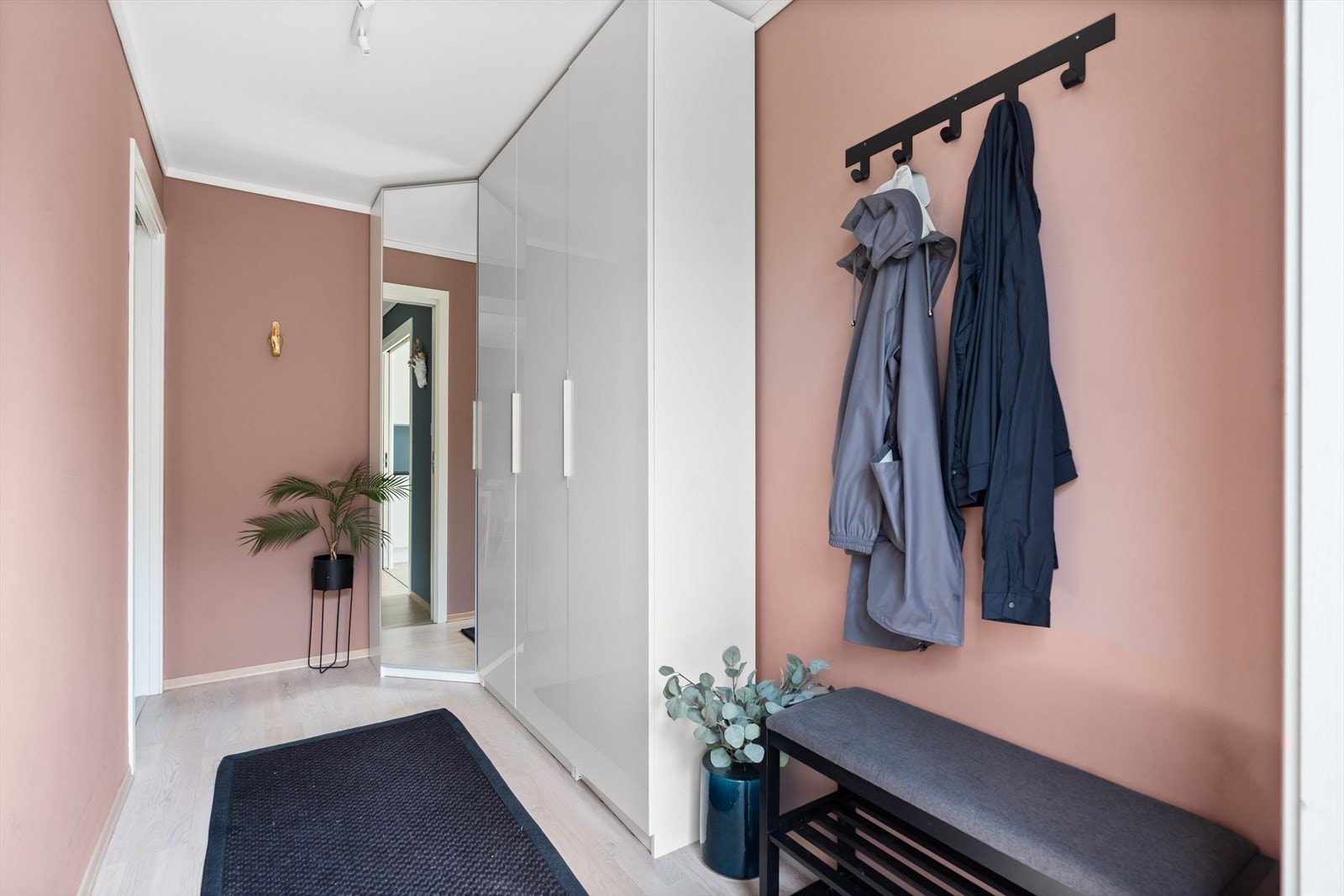 Vel inne i entréen er det god plass til å henge fra seg yttertøy på knaggrekke og i garderobeskap. Galleribilde