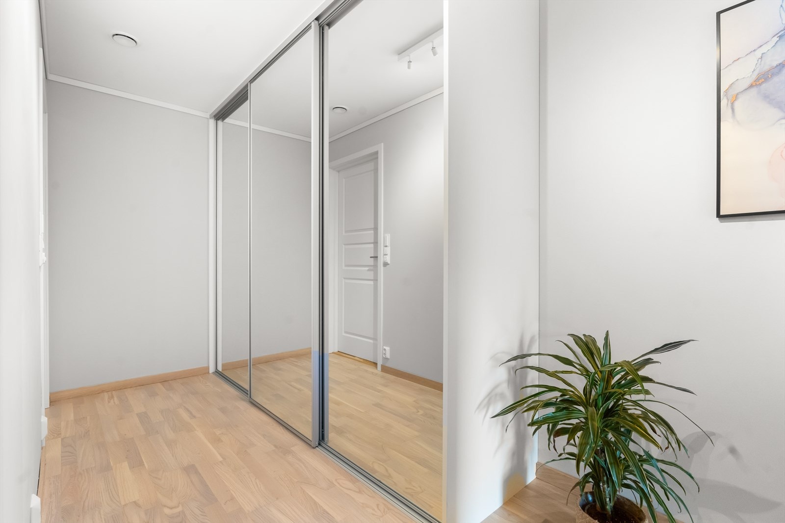 Ned fra trappen finner du en lys kjellerstue, samt inngang til bod/teknisk rom og et bad. I gangen er det satt inn en skyvedørsgarderobe. Galleribilde