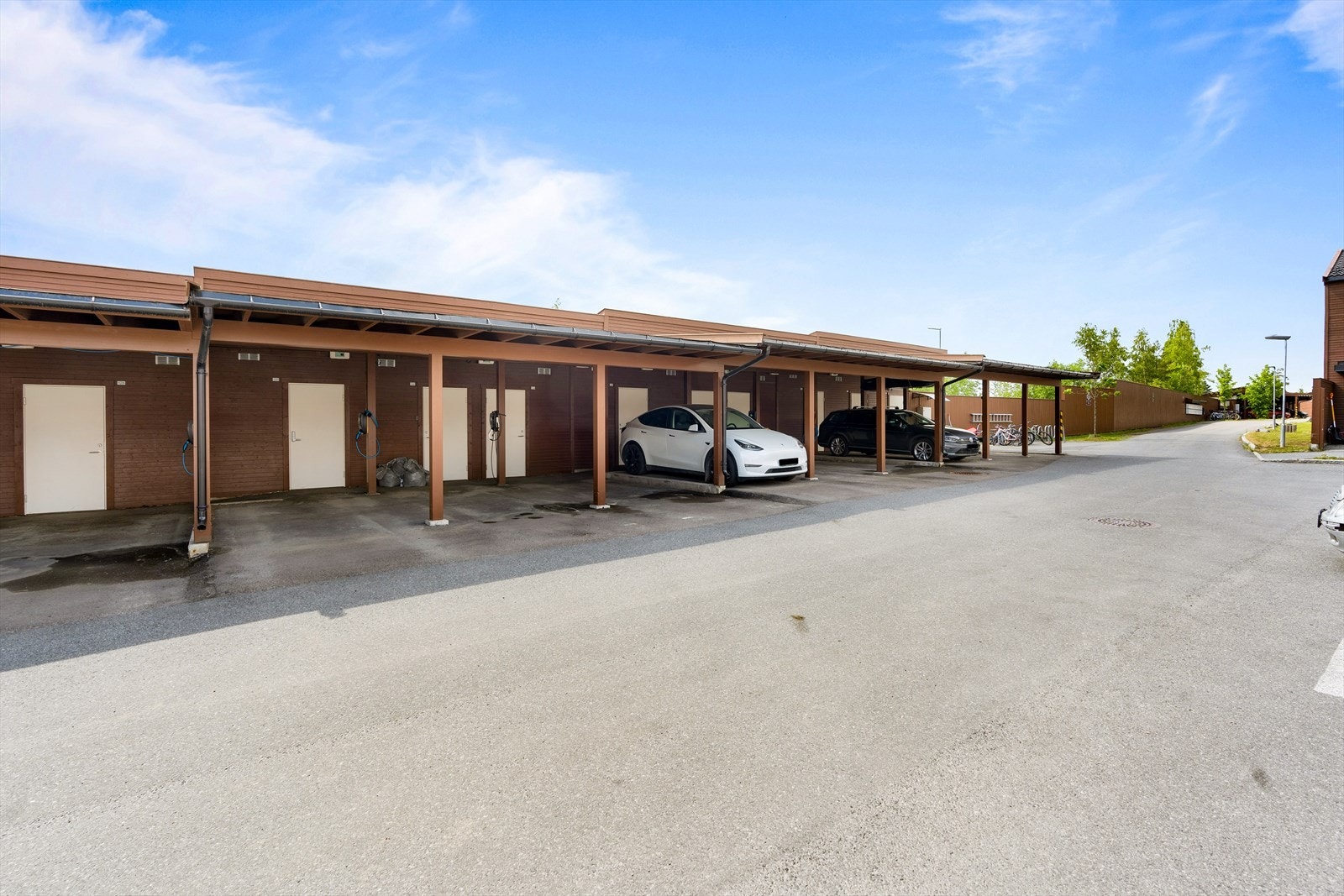 Boligen disponerer en carport i rekke, og det er montert elbillader. Galleribilde