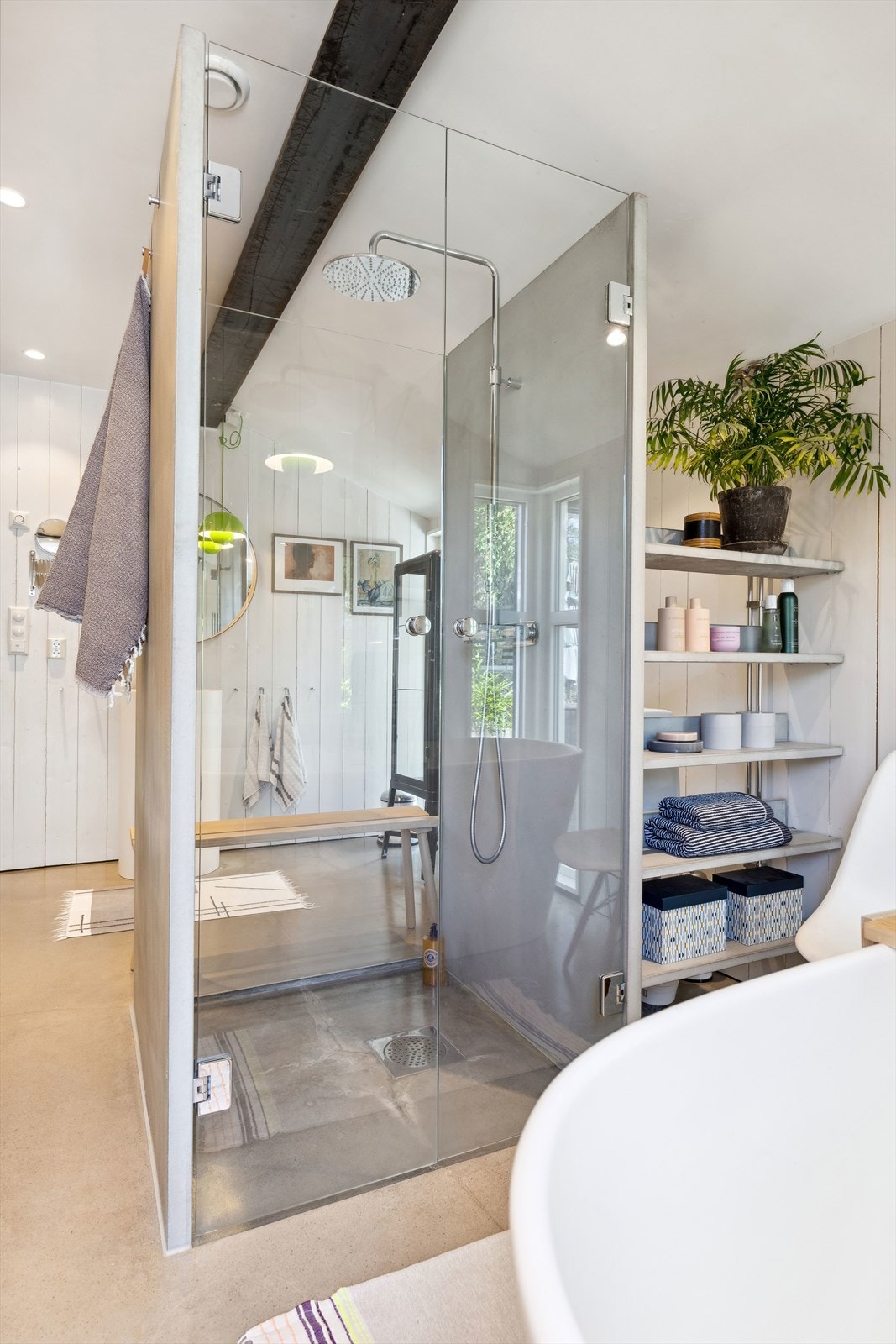 Her finner du et stort og deilig frittstående badekar fra Interform i tillegg til et dusjrom med regndusj og glassvegger Galleribilde