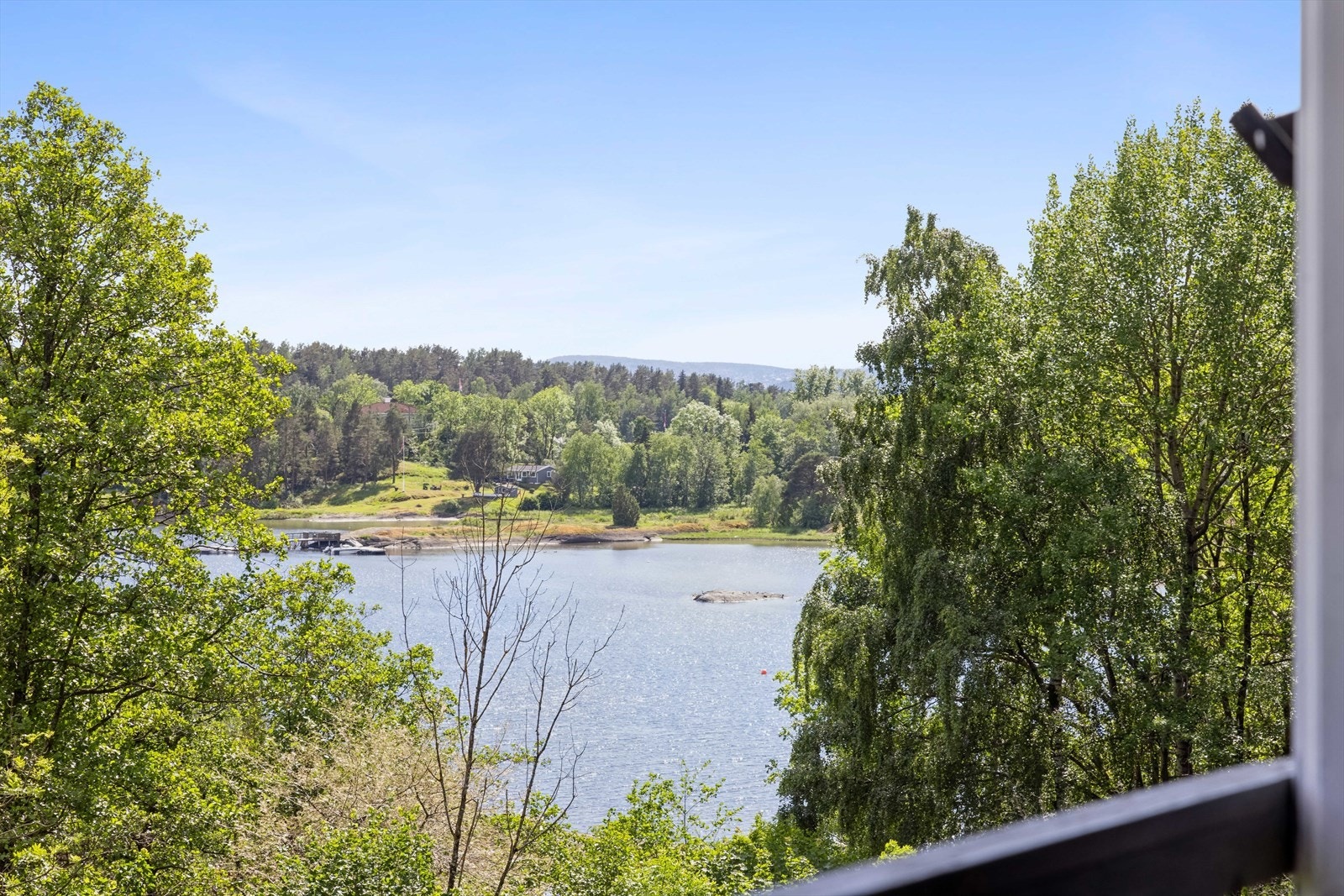 Her sitter du usjenert og tilbaketrukket med nydelig utsikt og ro i sjelen Galleribilde