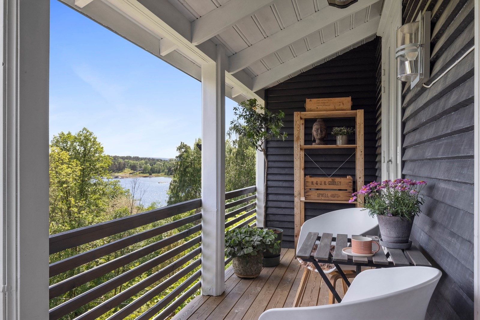 Lun, overbygget balkong som man kan benytte fra tidlig vår til sen høst Galleribilde