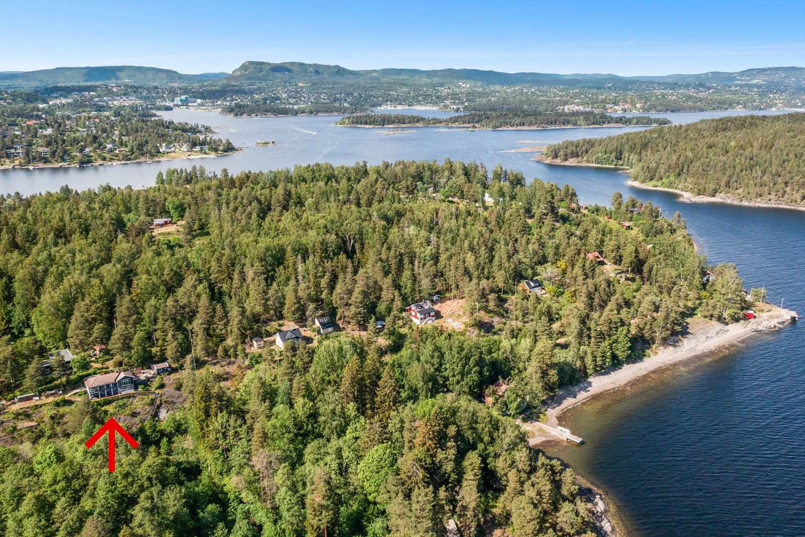 Det er kort vei til badestrand rett nedenfor hytta (3 min) og båtplassen rundt odden Galleribilde