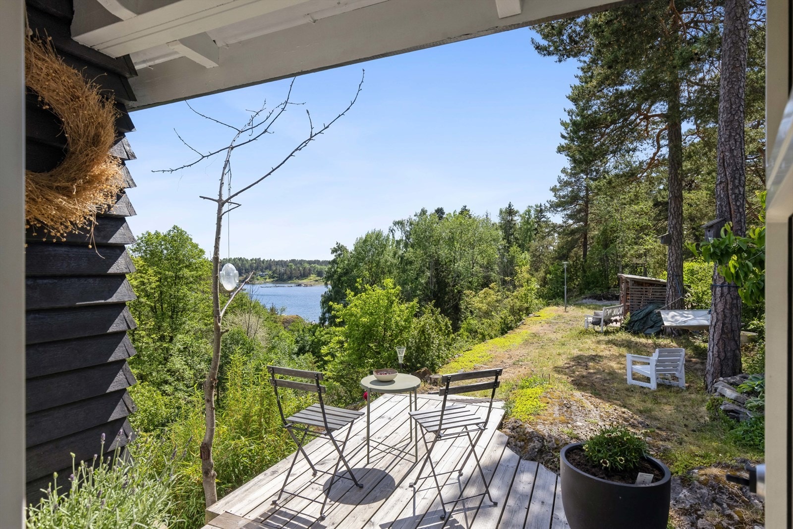 En av mange hyggelige uteplasser på eiendommen Galleribilde