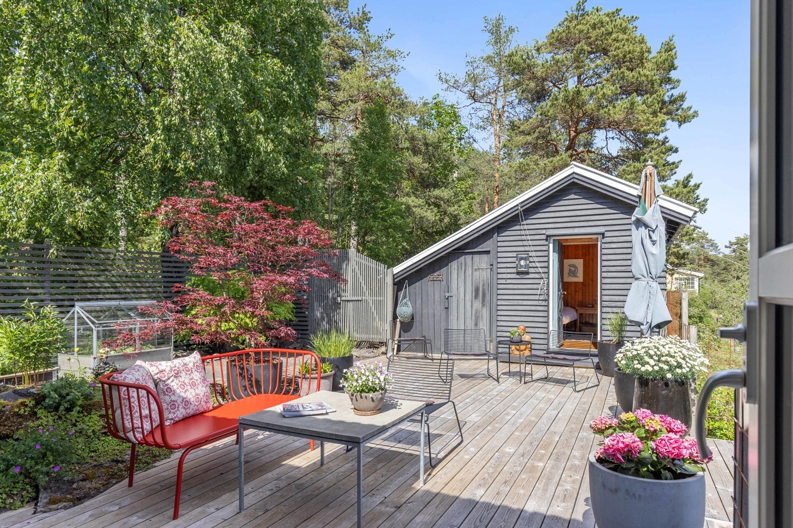 Koselig anneks med innredet rom, god lagringsplass samt snekkerbod Galleribilde