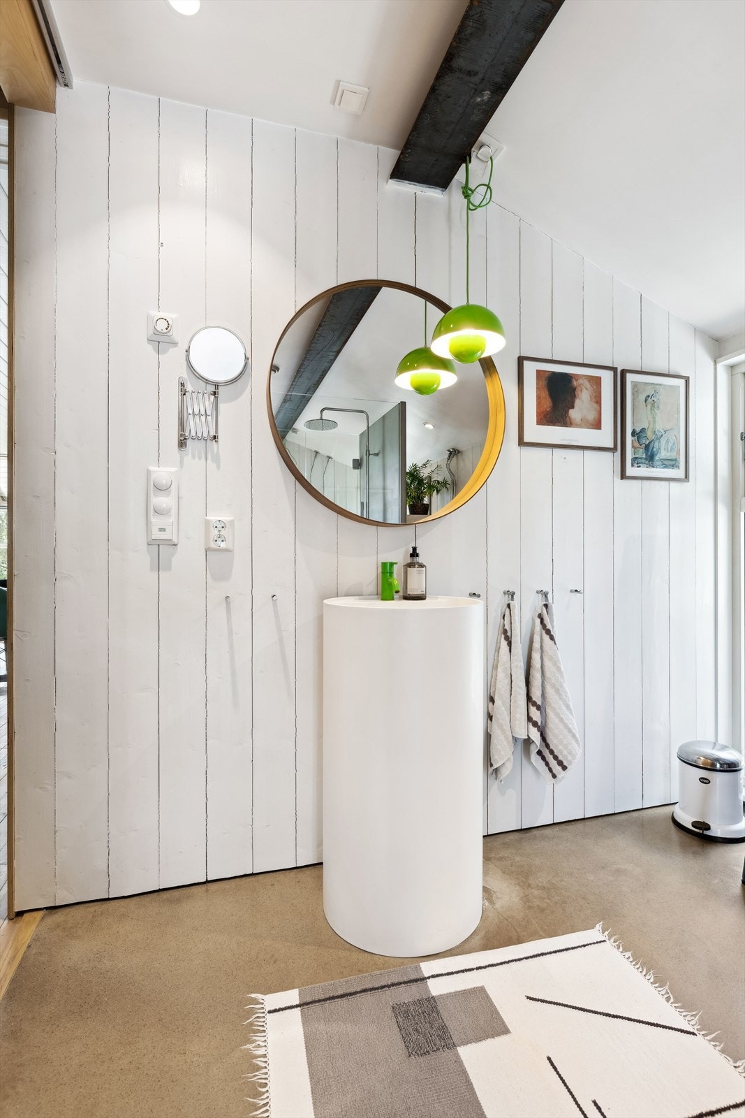 Gulvservant fra Sanipro Venedig, gulv i slipt og primet betong og vegger med stående, malt kledning Galleribilde