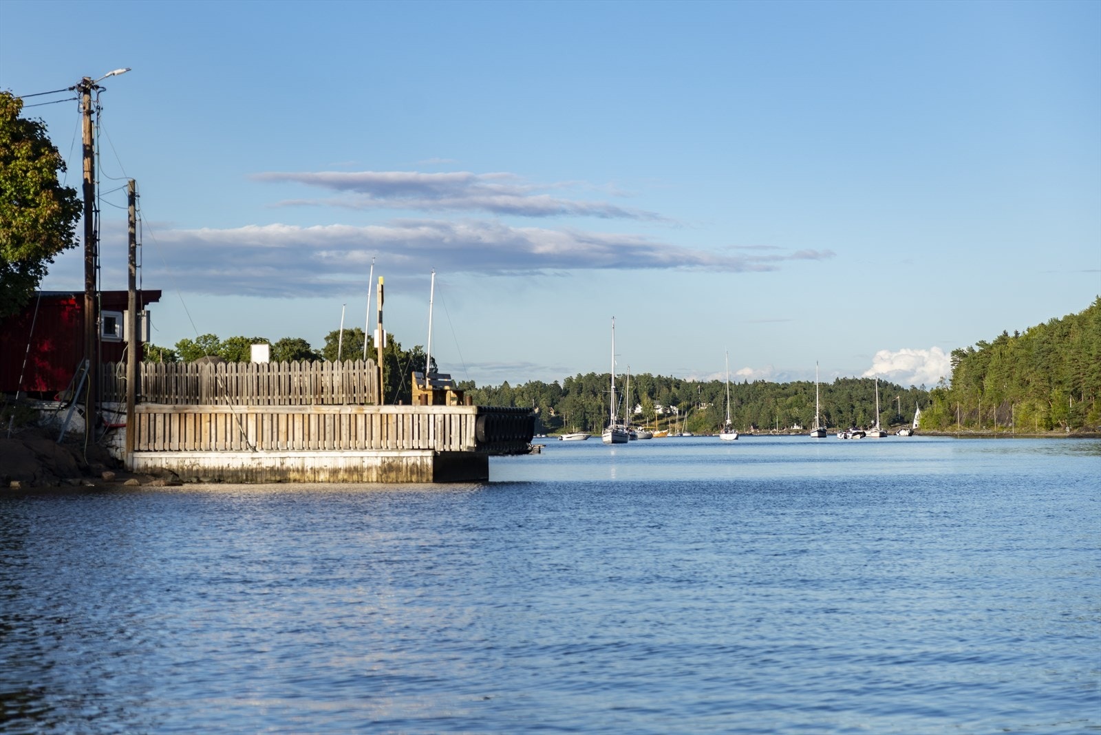 Populære Middagsbukta ligger innen kort gangavstand og byr også på badeplasser og sommeraktiviteter Galleribilde