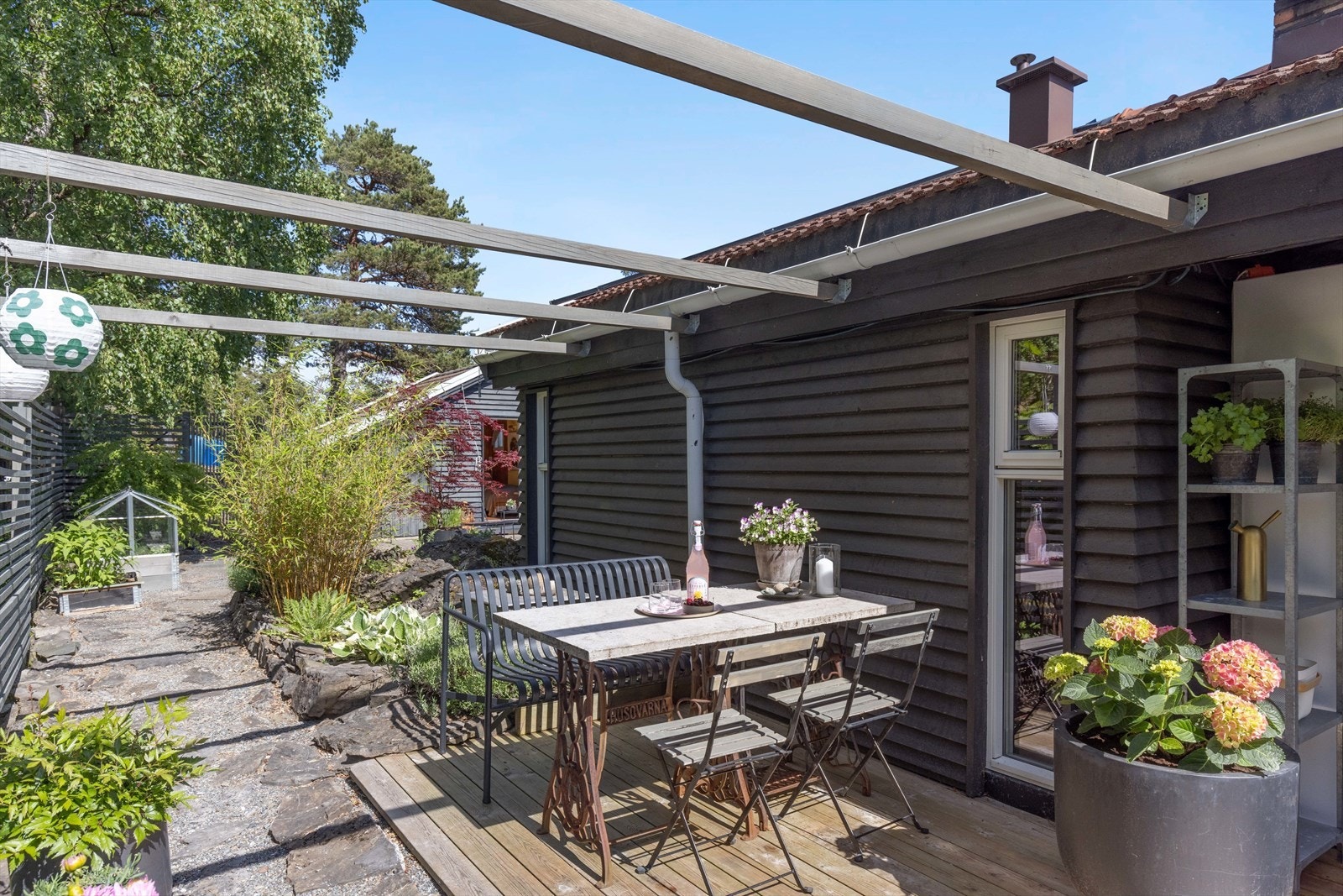 Tilbaketrukket og lun spiseplass i bakkant av boligen Galleribilde