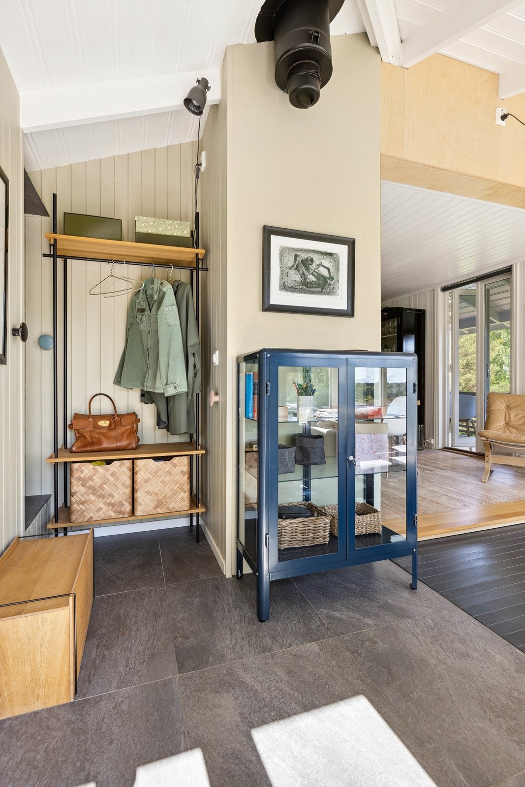 Entré med flislagt gulv og garderobeoppheng Galleribilde