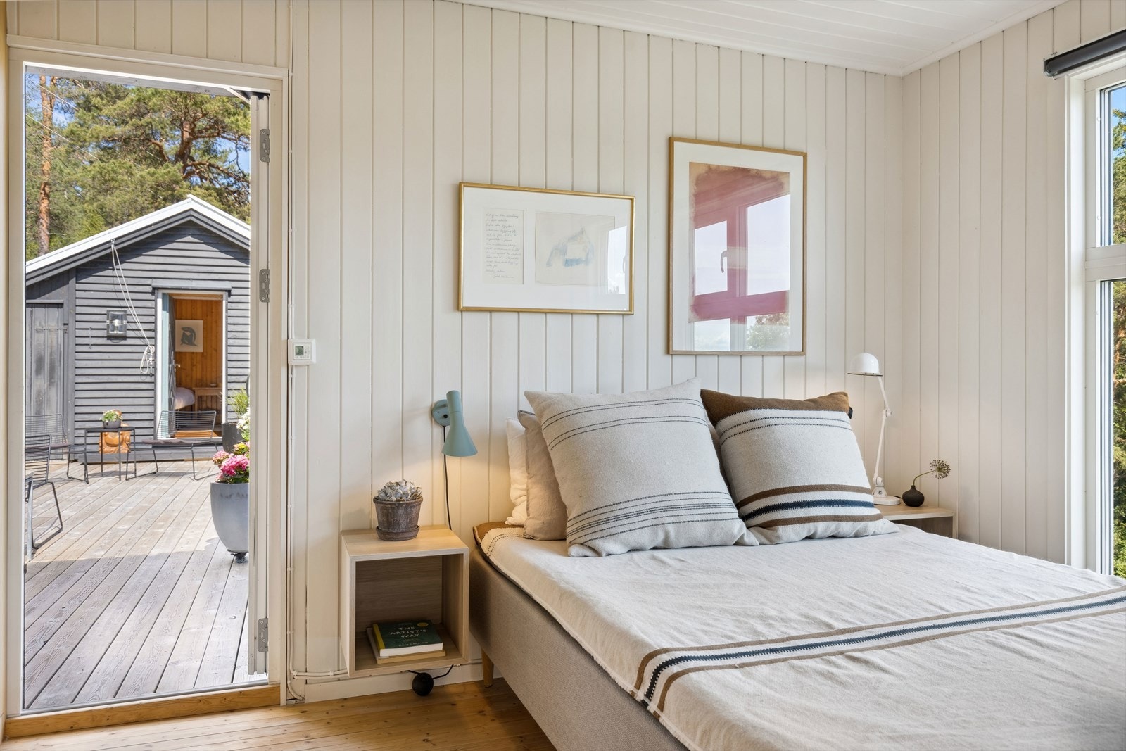 Fra soverommet er det dør direkte ut til terrassen Galleribilde