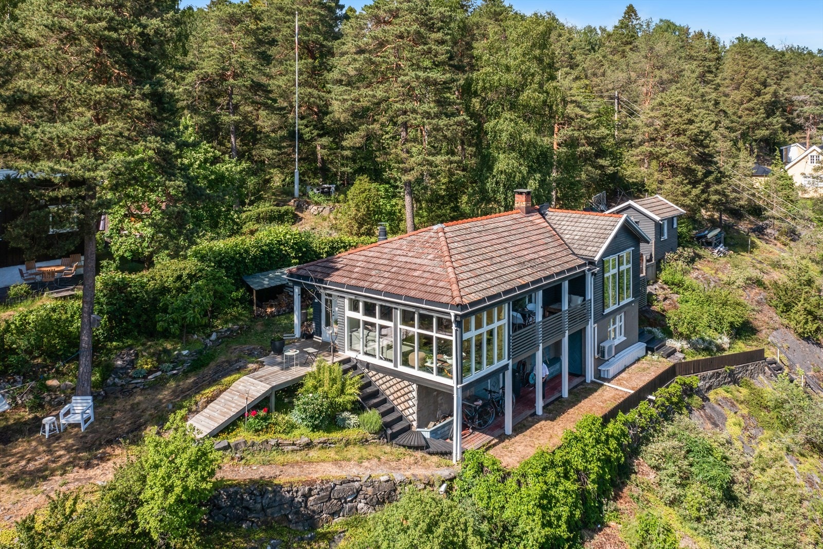 Eiendommen har gjennomgått en omfattende oppussing med ny isolering, utskifting av vinduer etc. Galleribilde