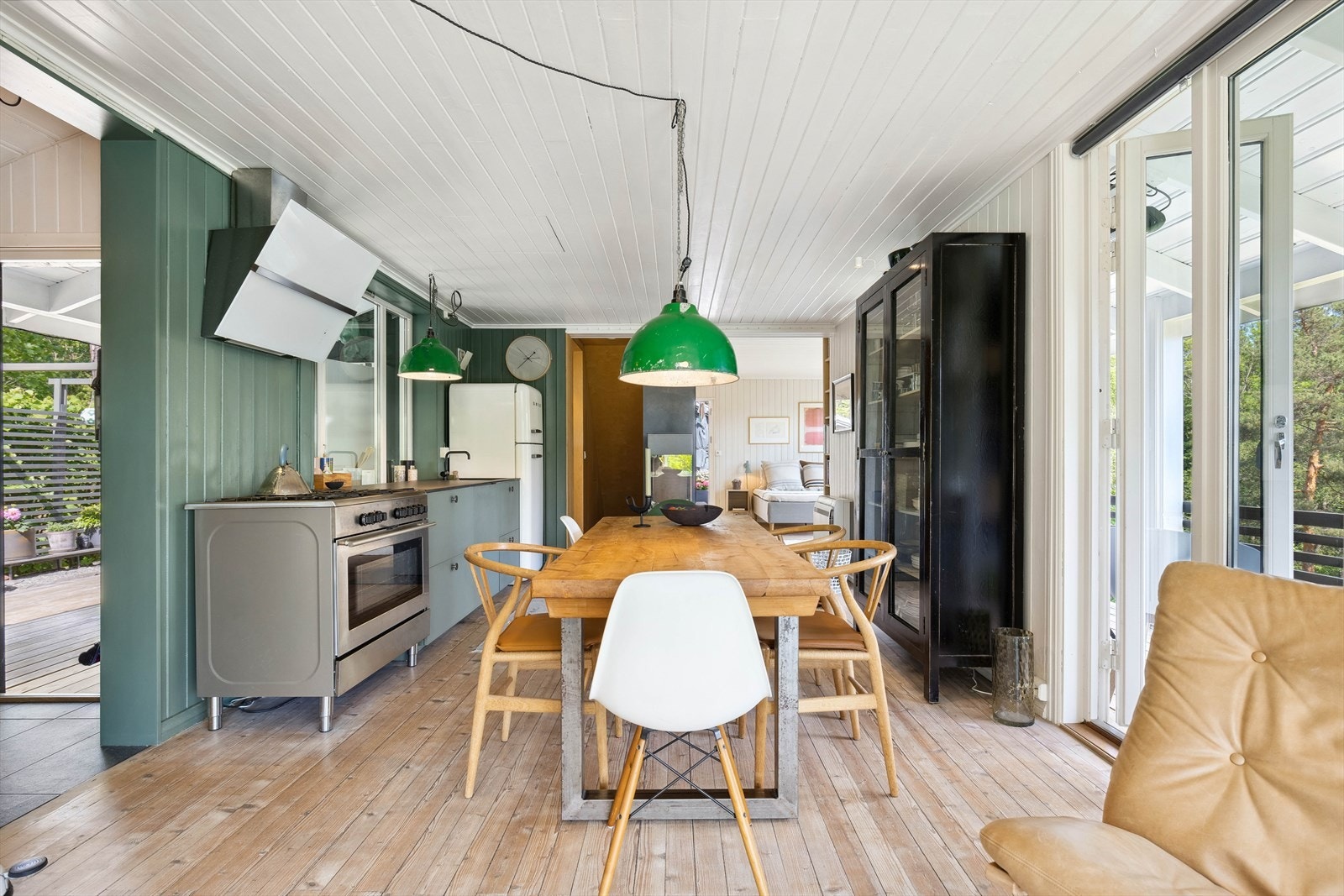 Fra allrommet er det to doble glassdører som begge fører ut til balkongen Galleribilde