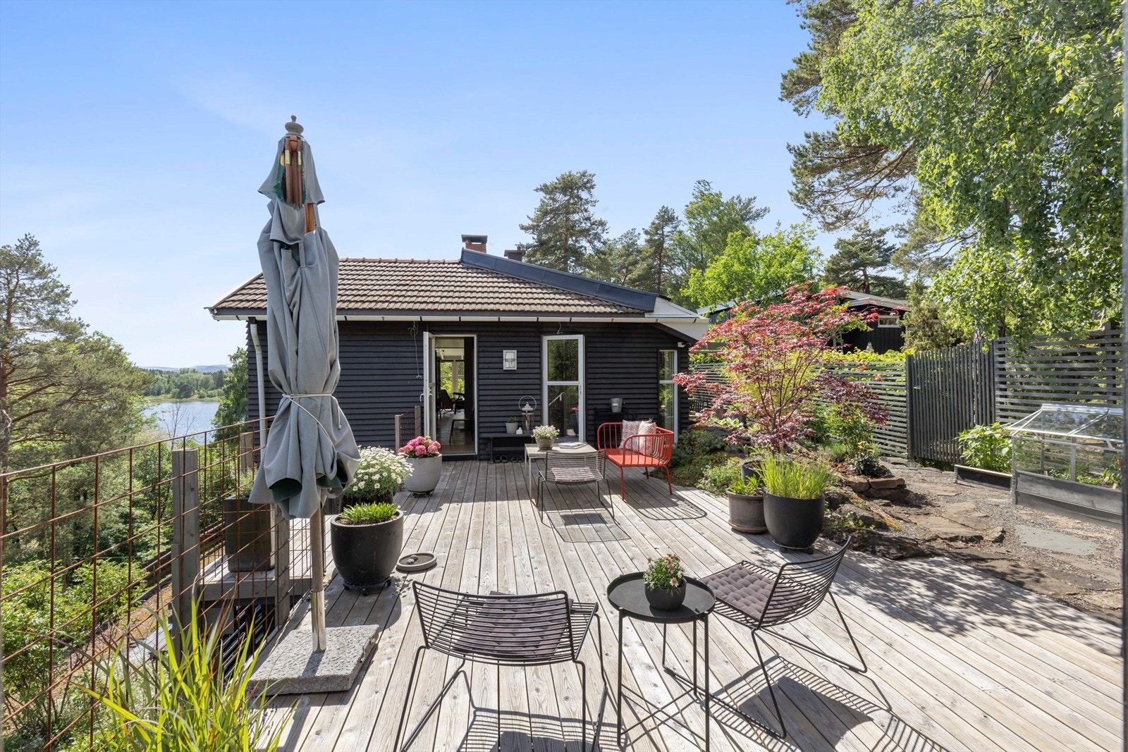 Det er en stor og fin utsiktsterrasse mellom hovedhuset og annekset Galleribilde