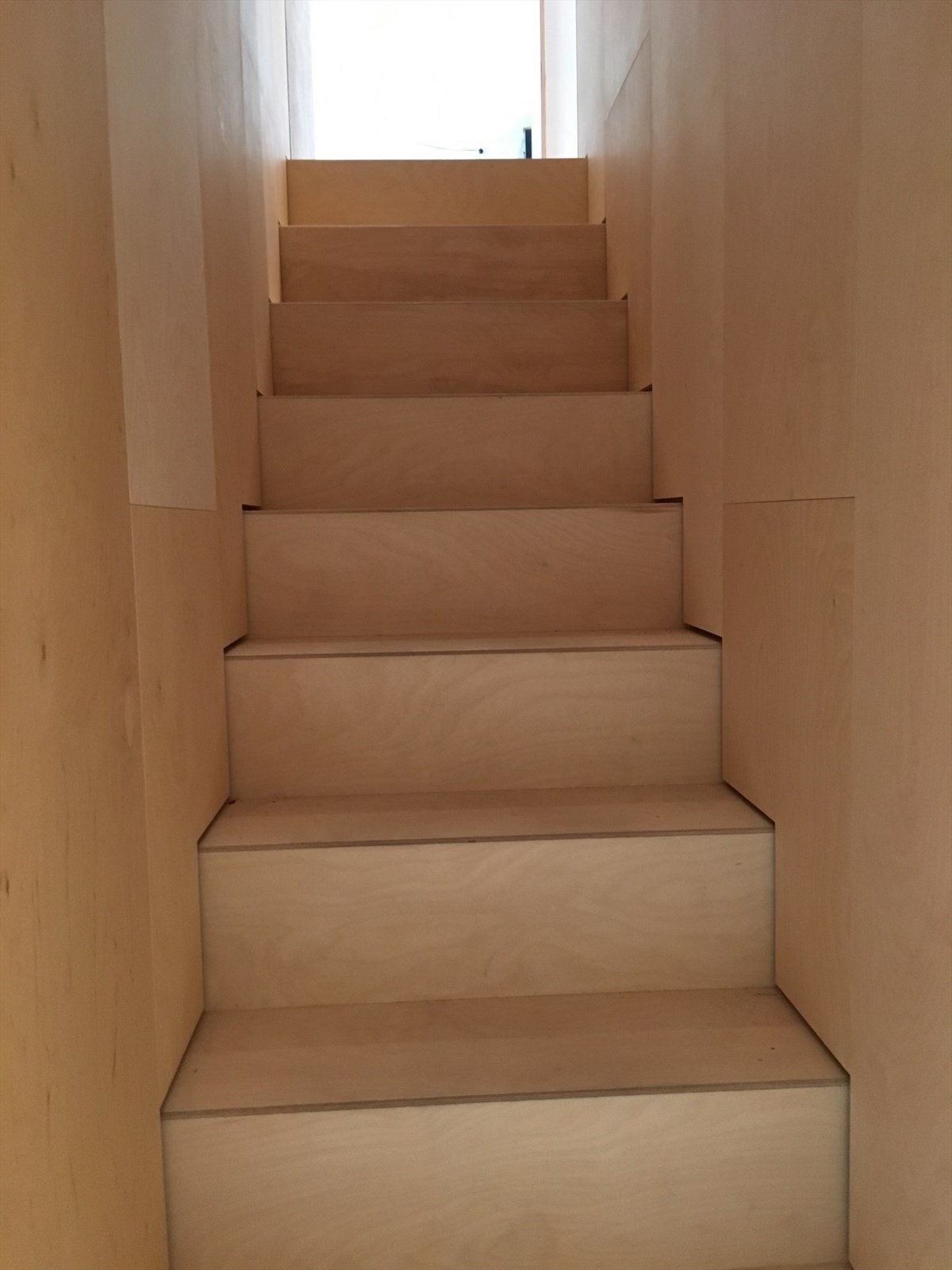 Bjerkefinerdetaljene blir tatt opp i mange elementer gjennom hele boligen Galleribilde