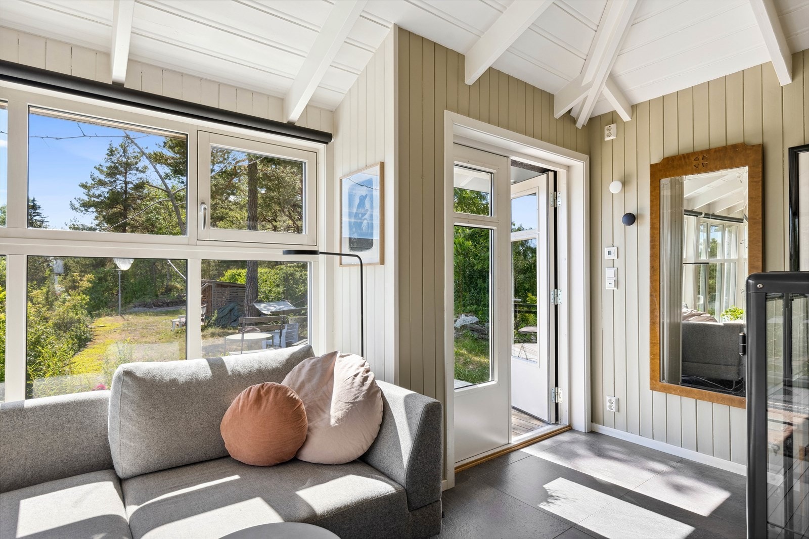 Inngangsparti med en hyggelig velkomst med doble glassdører Galleribilde