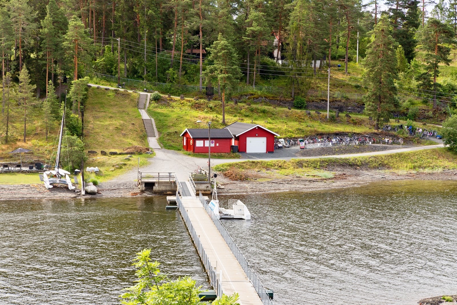 Brønnøya nås over flytebro eller med elektrisk kabelferge som tar deg fra Nesøya til Brønnøya Galleribilde