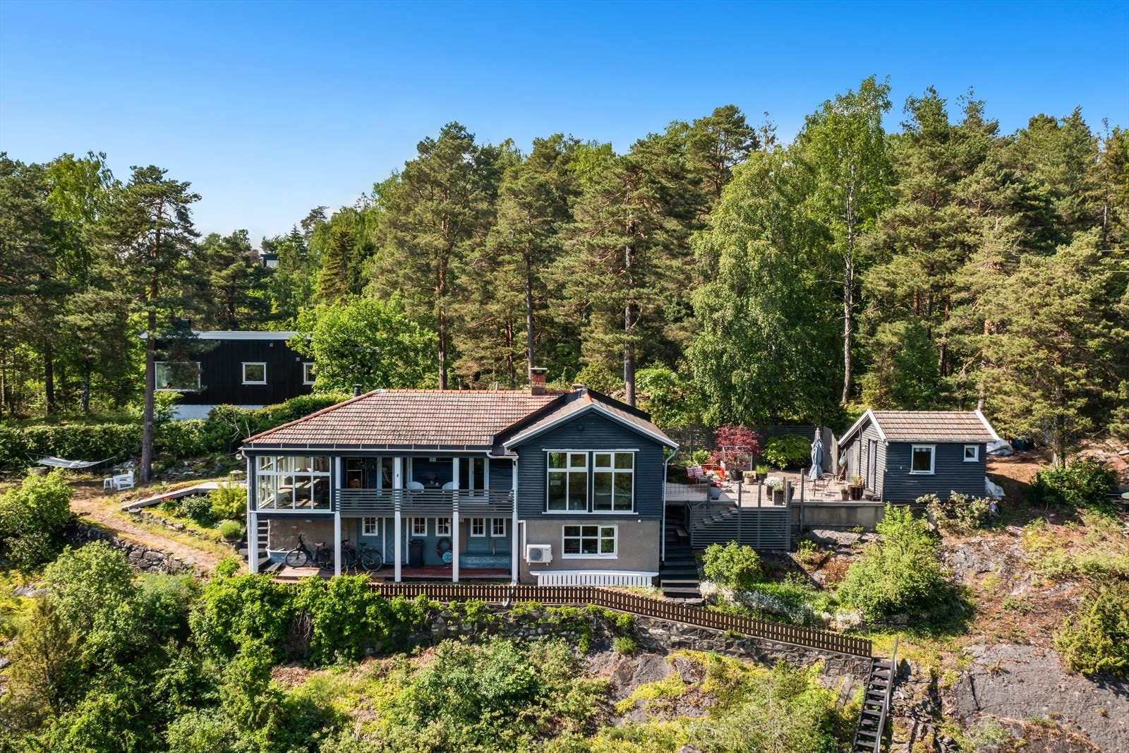 Hytta ligger flott til på en åskam og er bygget fint inn i terrenget Galleribilde