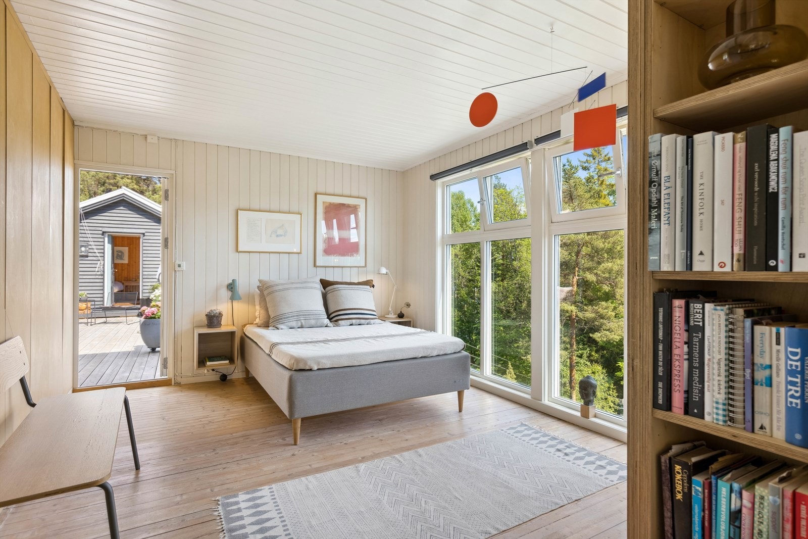 Soverom med vinduer fra gulv til tak og spesialbygde garderober, hyller og skyvedører i finer Galleribilde