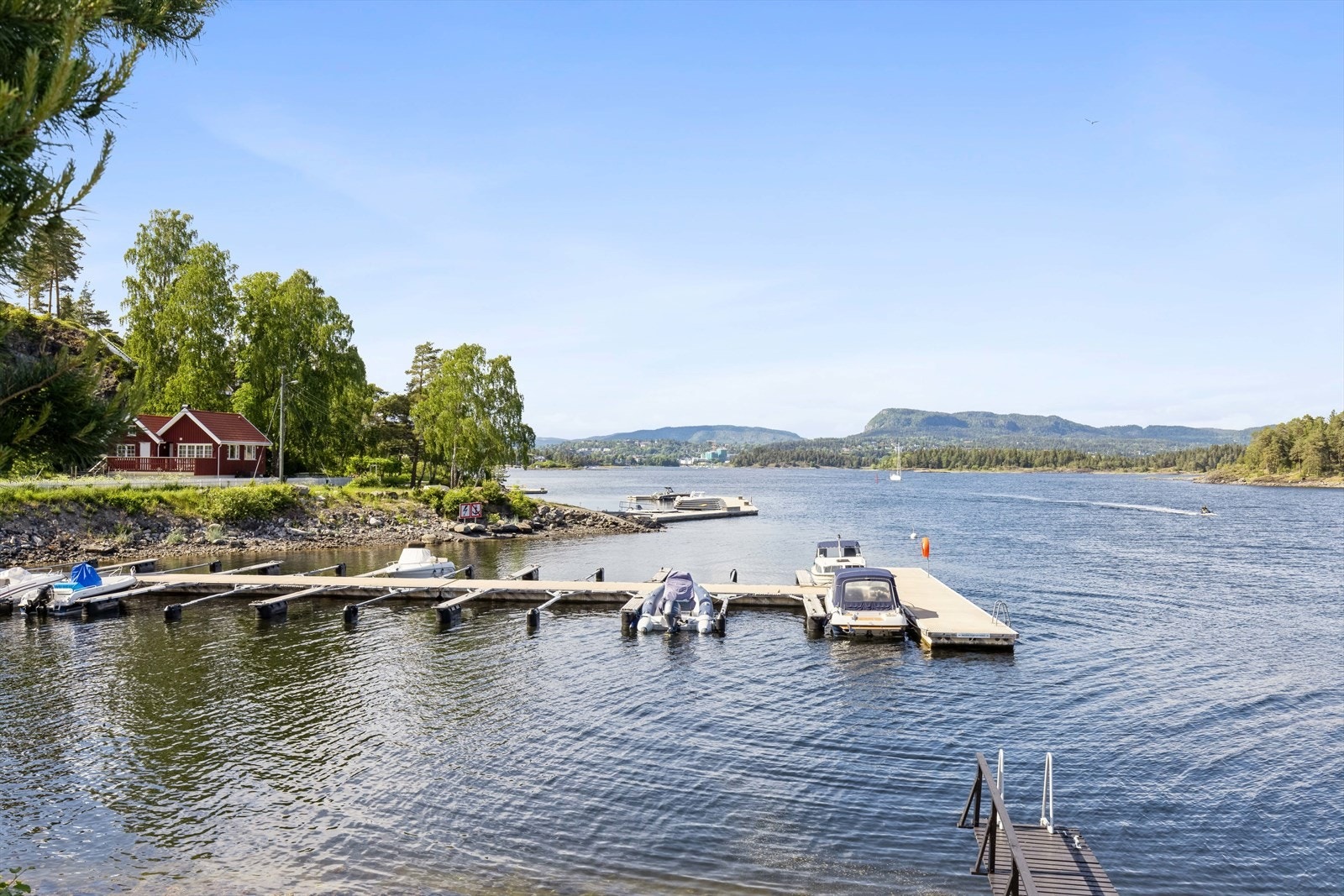 Egen båtplass nr 9, her er det også felles brygge med badetrapp Galleribilde