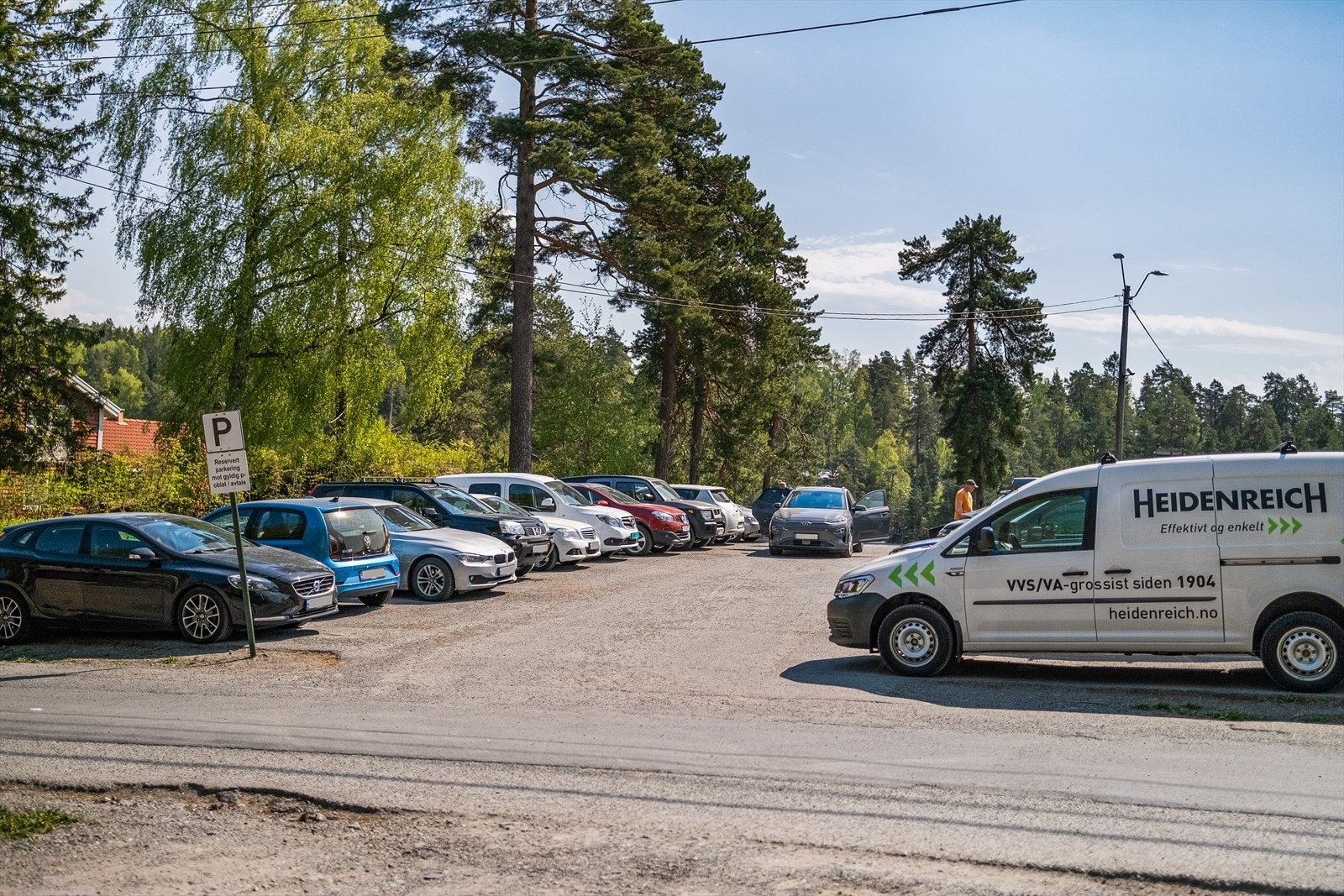Pliktig medlemskap i Brønnøya Vel: For kontingenten mottar medlemmene 3 P plasser på Nesøya, drifting av adkomsten, vedlikehold av veiene, vedlikehold av vellets eiendommer, herunder velhuset, brygger og badeplasser. Galleribilde