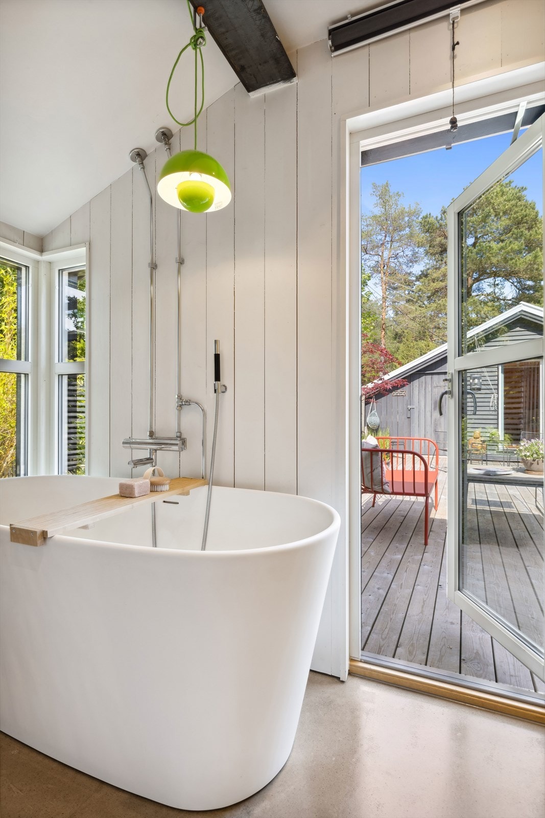 Badet har nydelig lysinnsig fra ulike vinduer og egen utgang direkte til terrassen Galleribilde