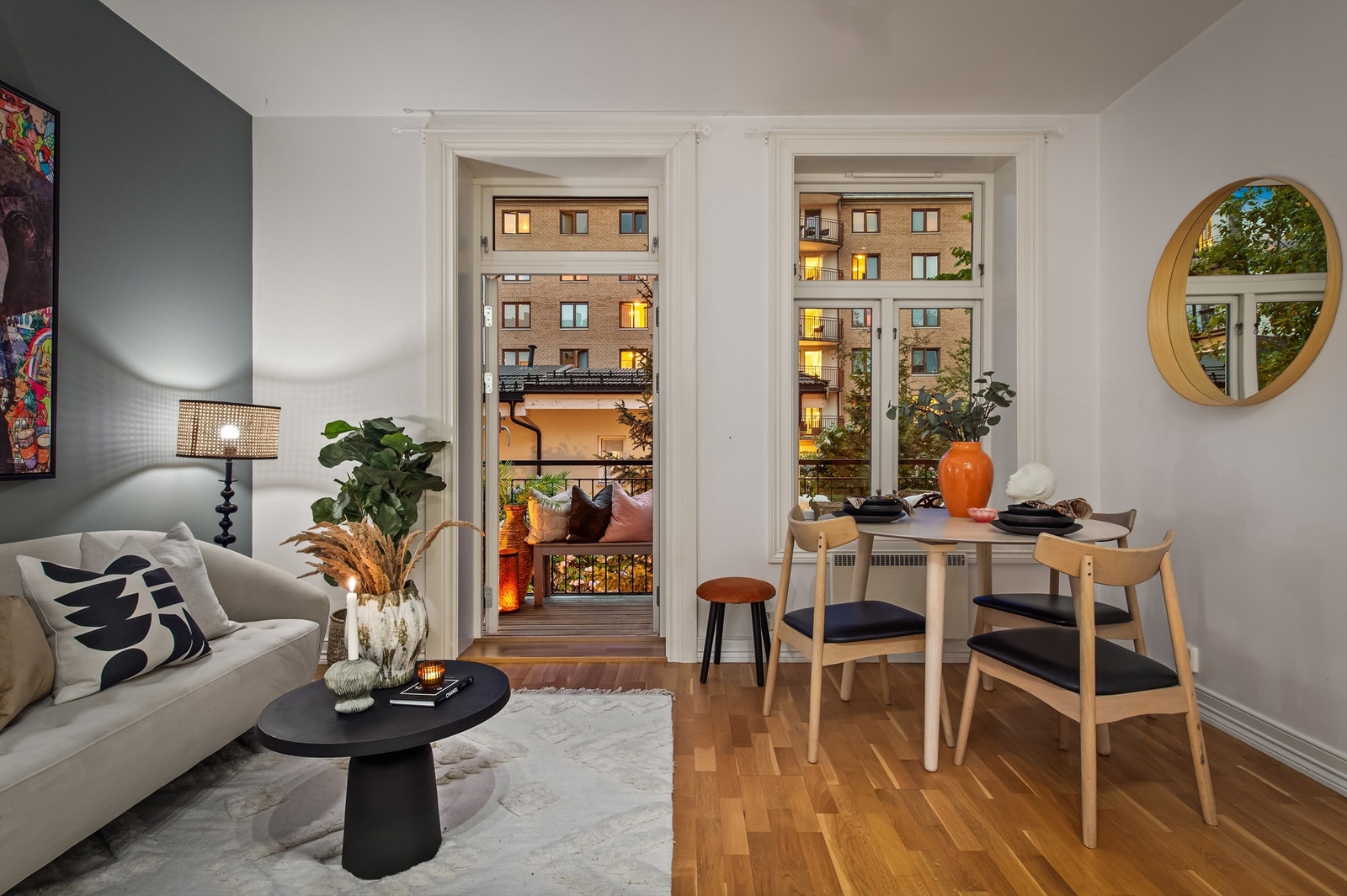 Stuen og spisestue - kveldstid. Galleribilde